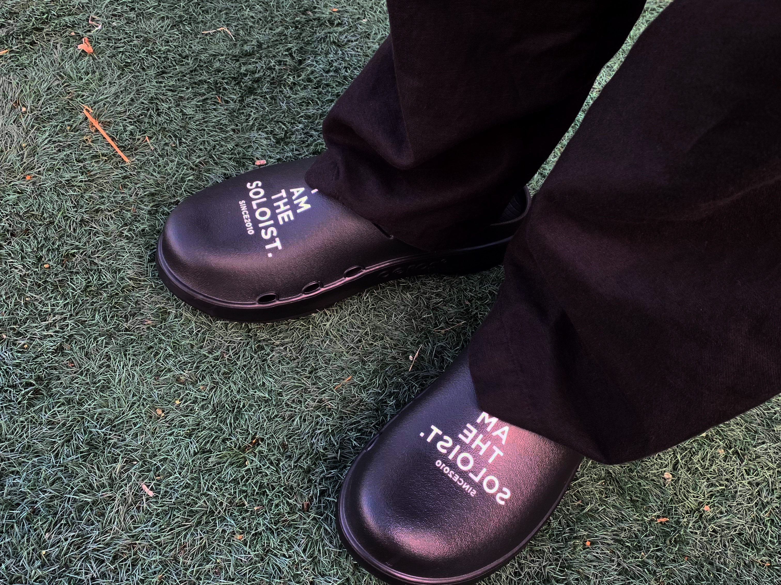 Oofos x Takahiromiyashita The Soloist Signature Clog Black White 착용 스타일
