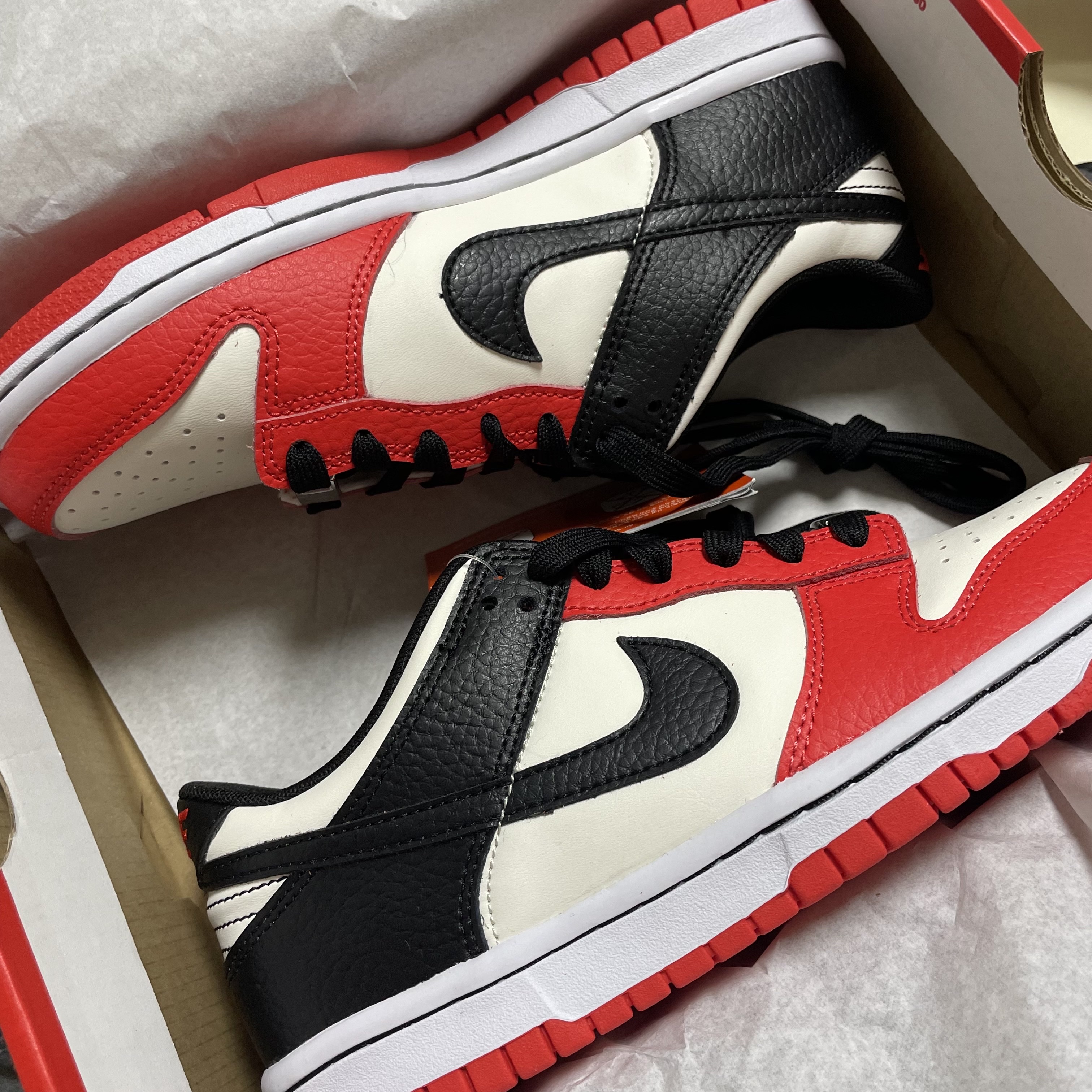 (GS) Nike x NBA Dunk Low Black and Chile Red 착용 스타일