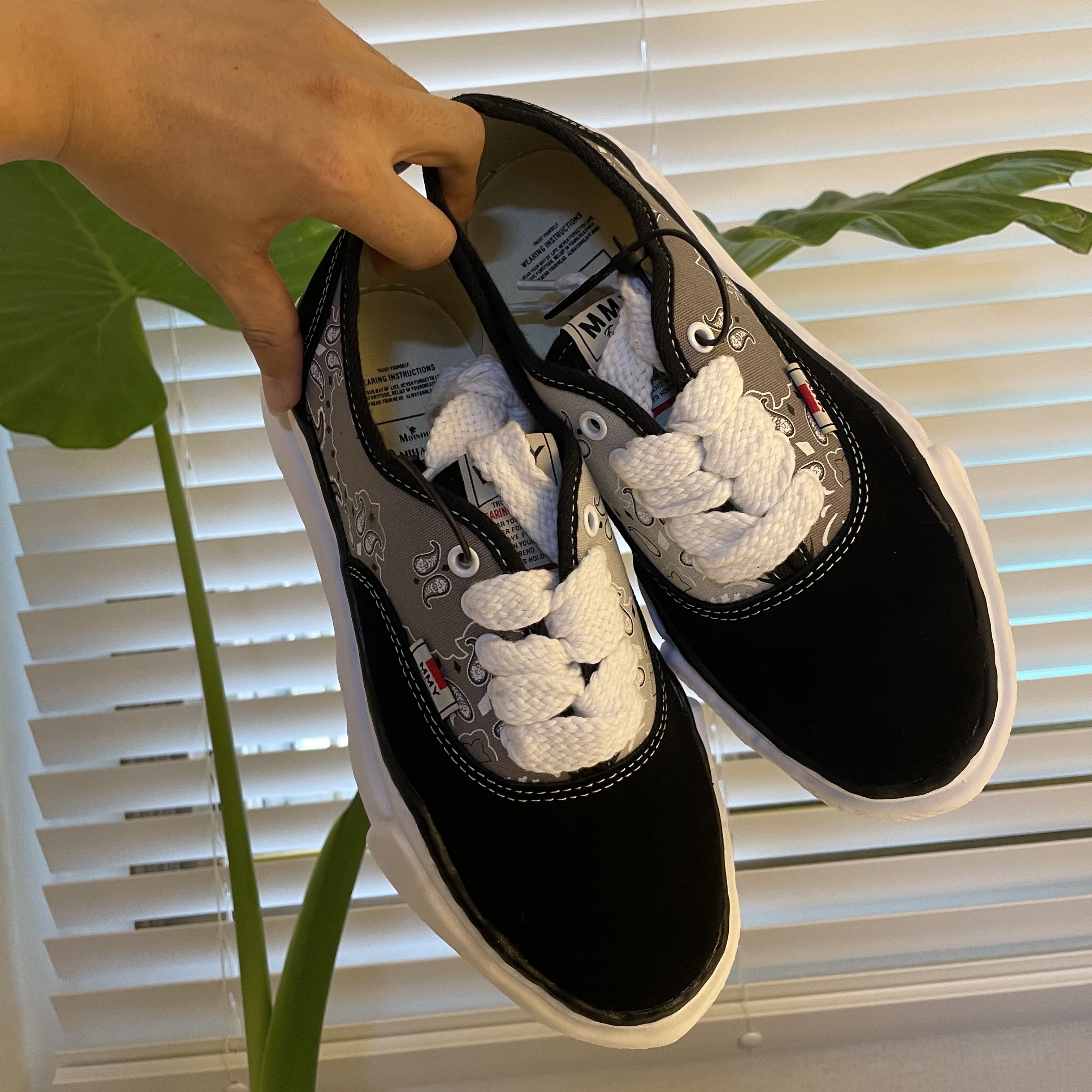 Maison Mihara Yasuhiro Baker OG Sole OX Bandana Sneakers Black 착용 스타일 - 3