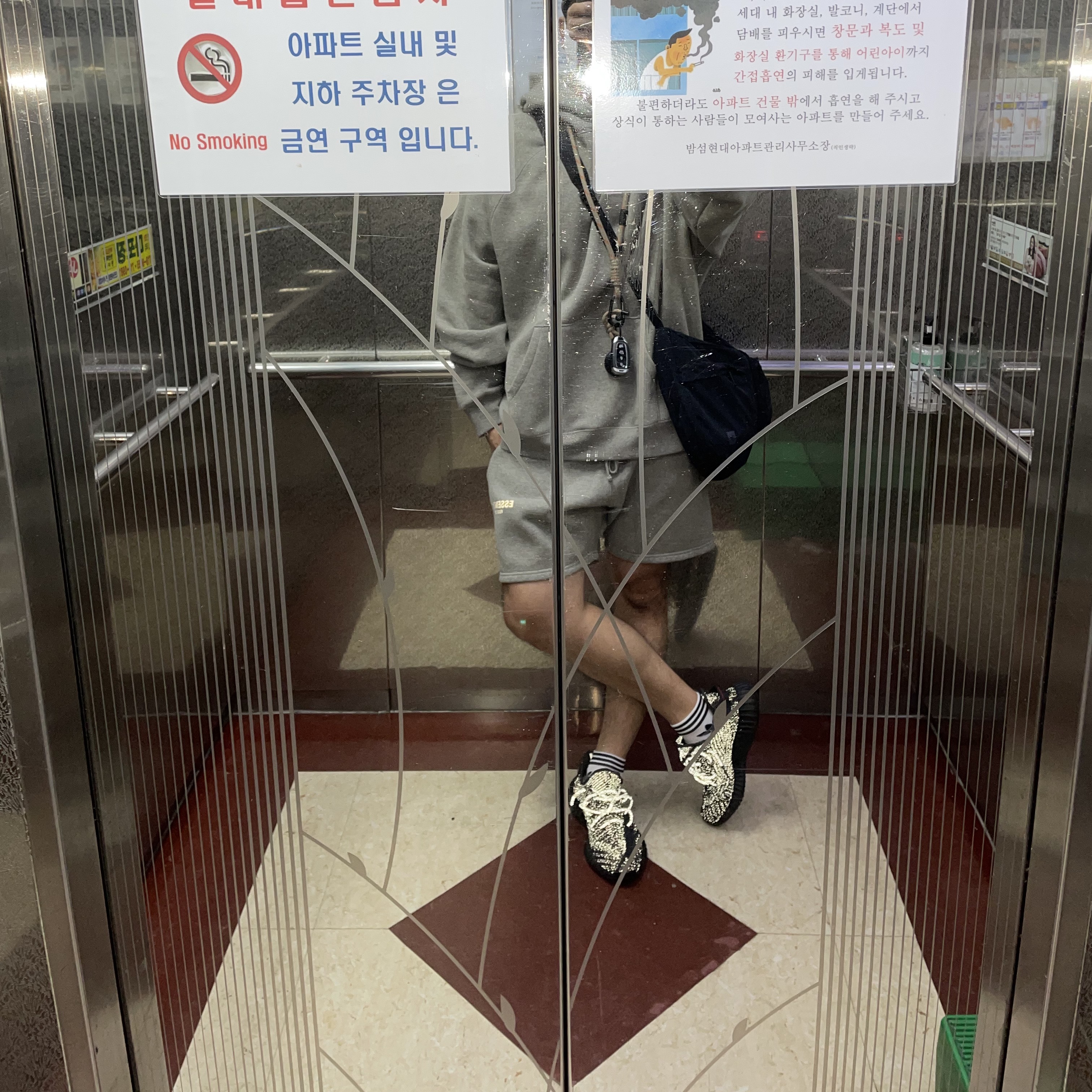 Adidas Yeezy Boost 350 V2 Black - Reflective 착용 스타일 - 1