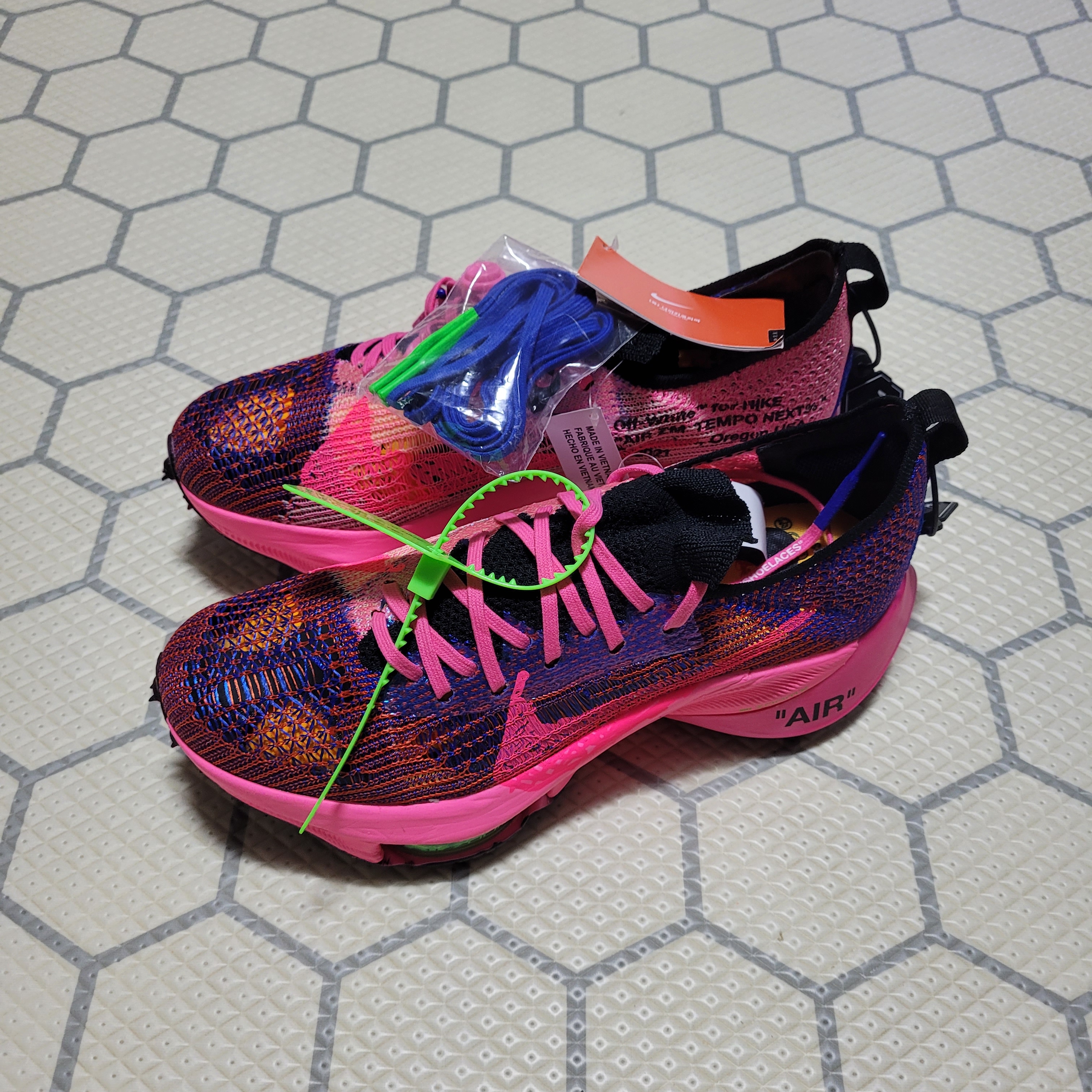 Nike x Off-White Air Zoom Tempo Next% Pink Glow 착용 스타일
