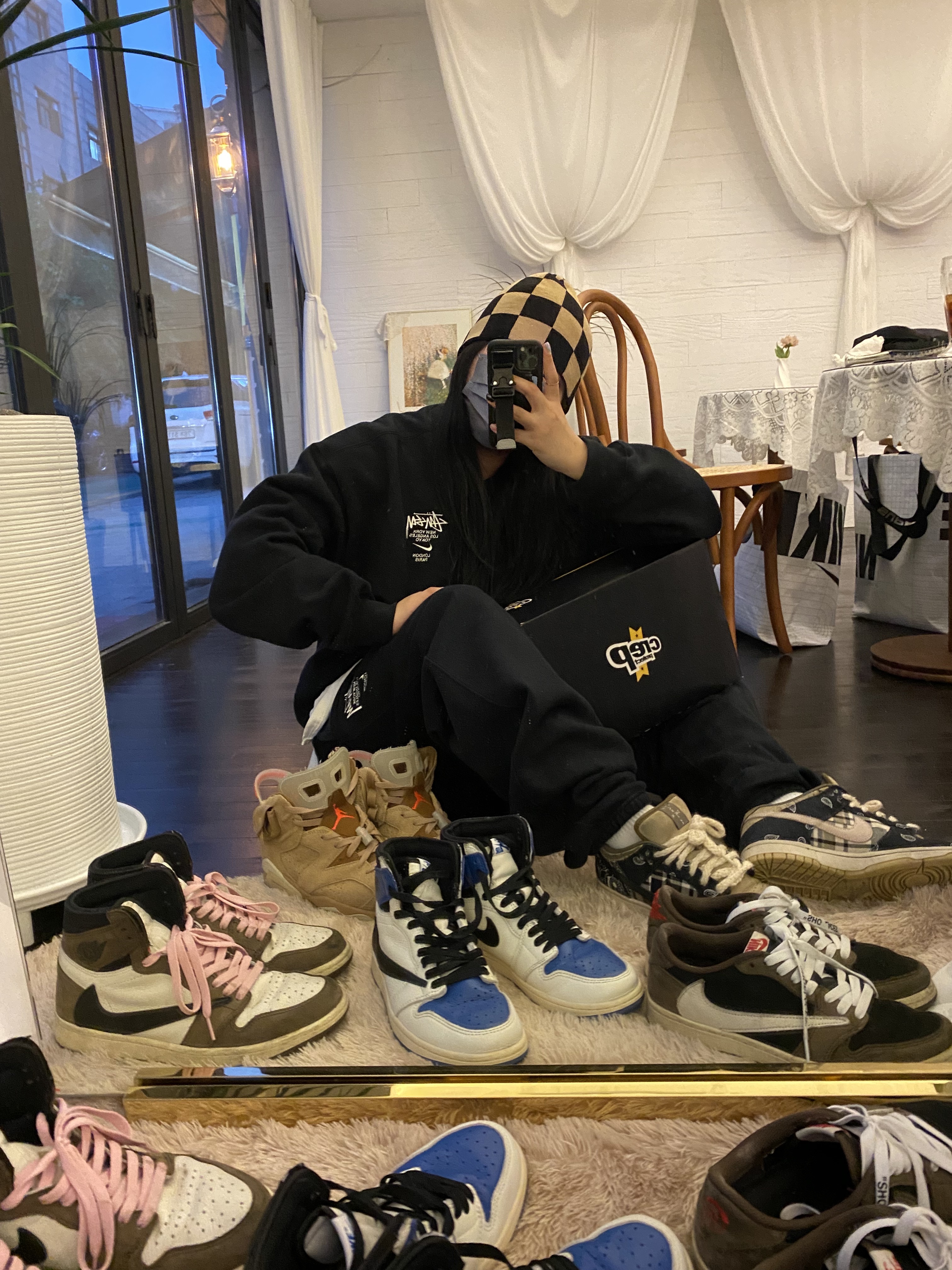 Jordan 6 x Travis Scott Retro SP British Khaki, Jordan 1 x Travis Scott Retro High OG SP Mocha 착용 스타일