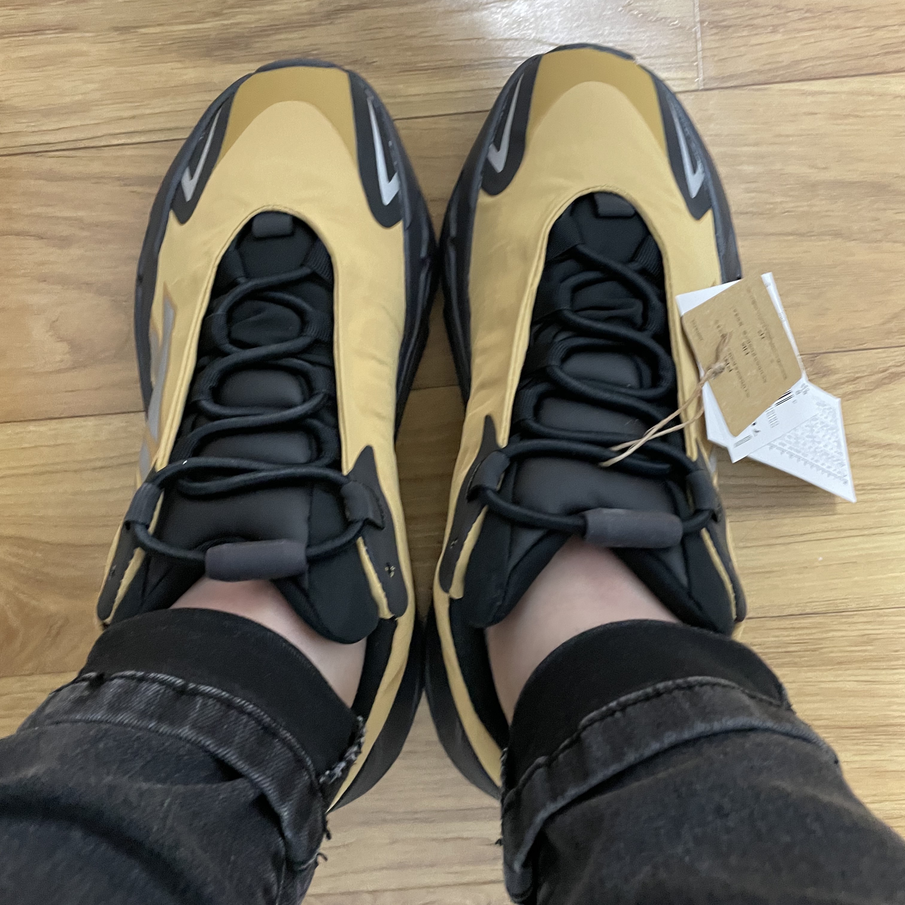 Adidas Yeezy Boost 700 MNVN Honey Flux 착용 스타일 - 2