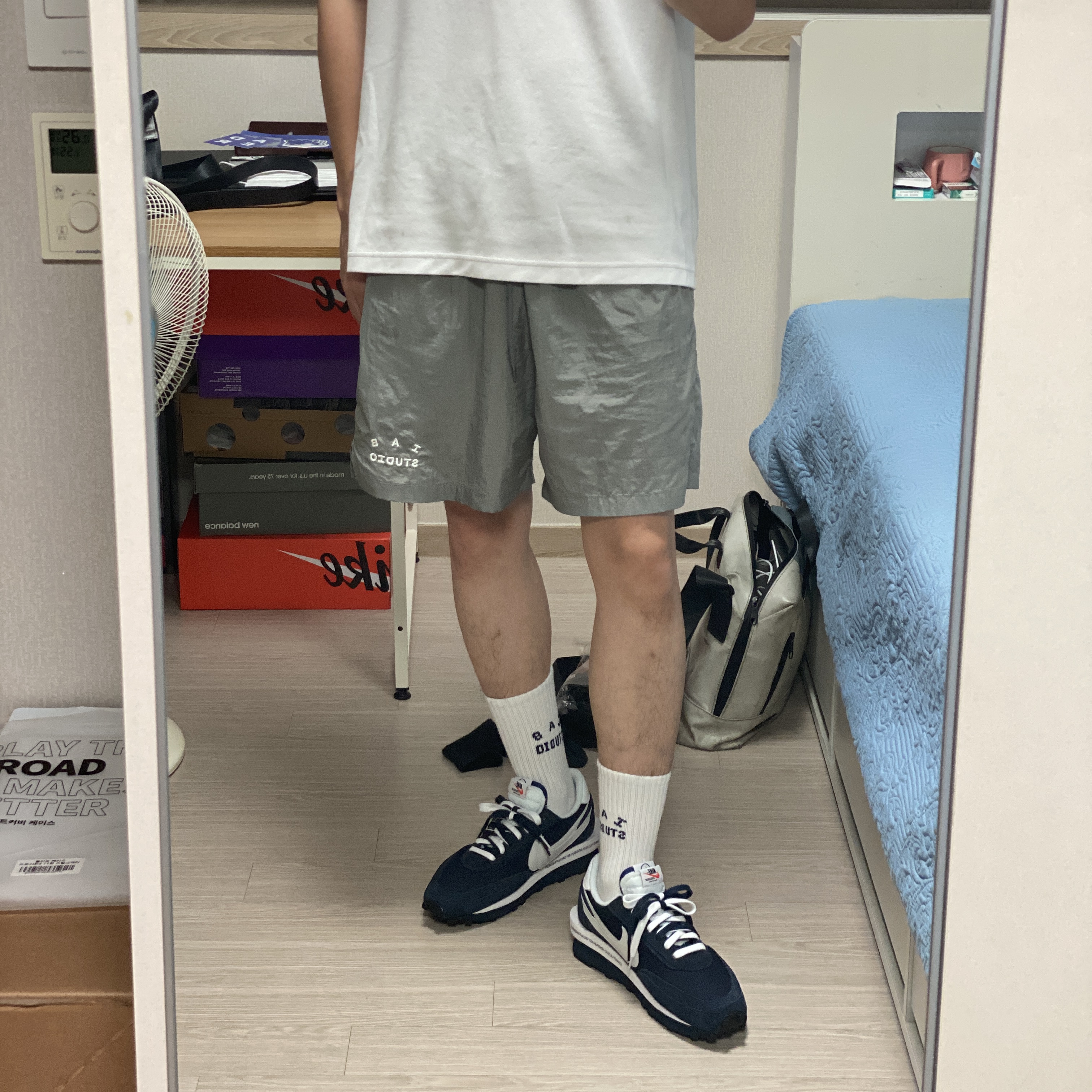Nike x Sacai x Fragment LDWaffle Blackened Blue, IAB Studio Woven Shorts Gray 착용 스타일 - 1