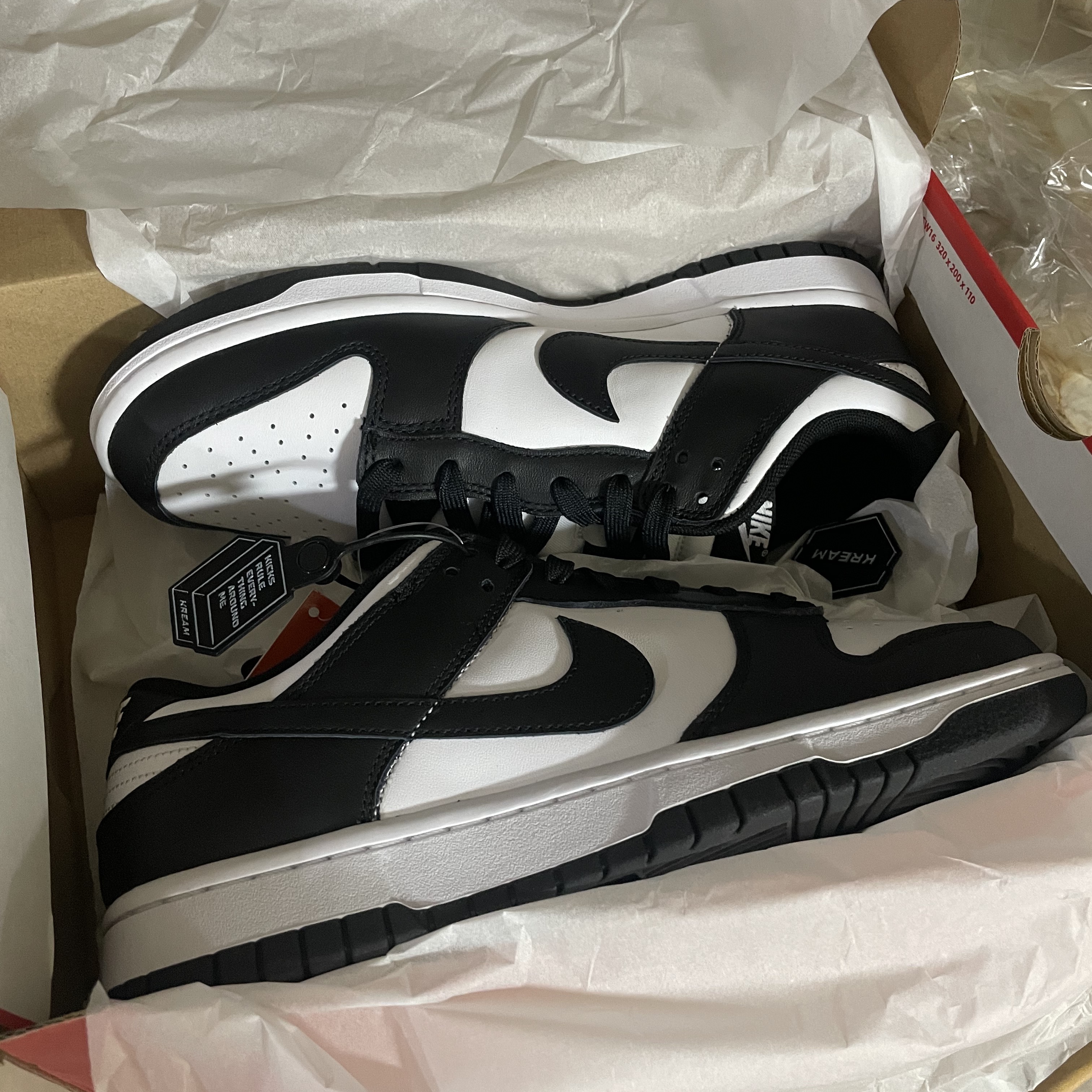 Nike Dunk Low Retro Black, Adidas Yeezy Boost 700 Wave Runner Solid Grey 2017/2019 착용 스타일 - 2