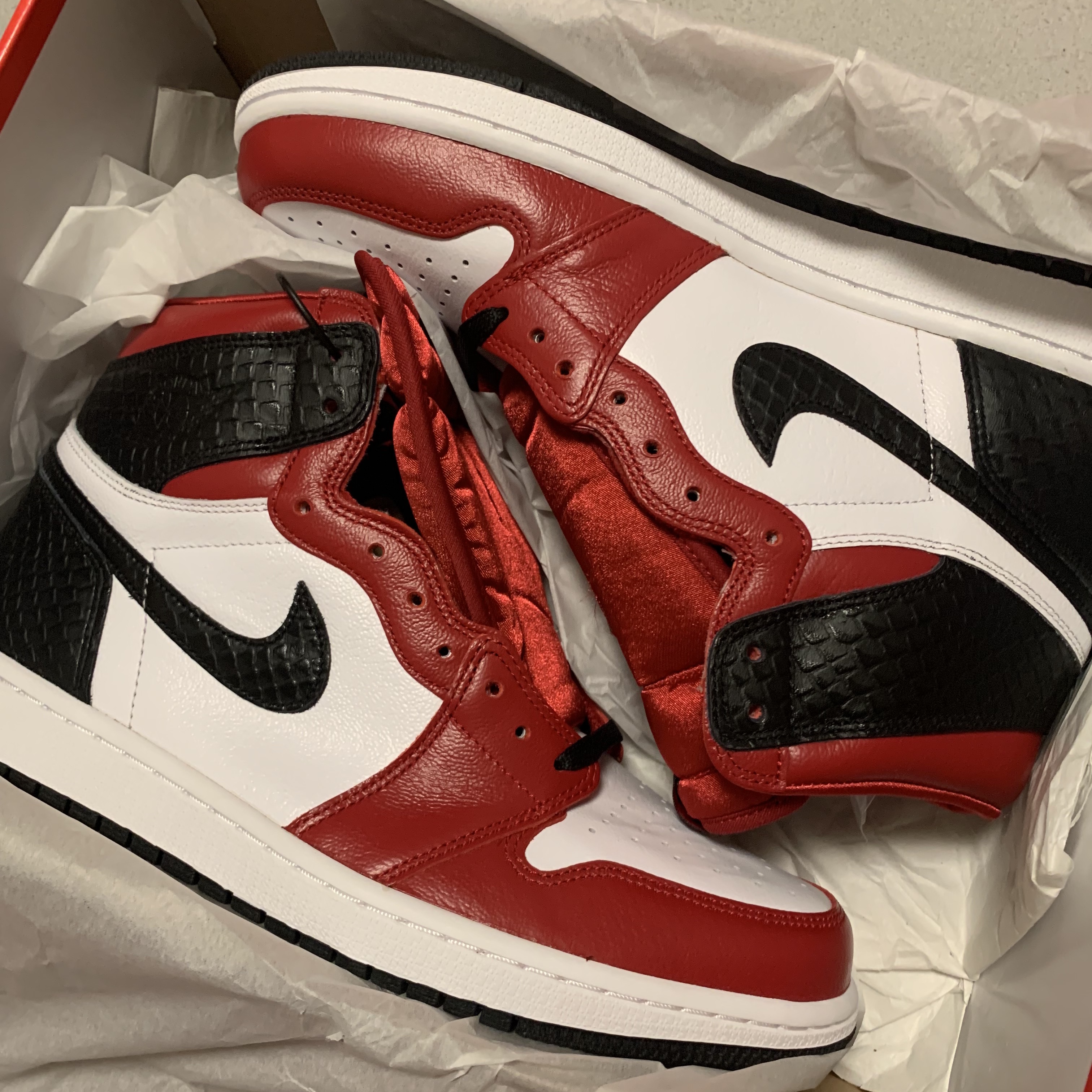 (W) Jordan 1 Retro High Satin Red 착용 스타일 - 1