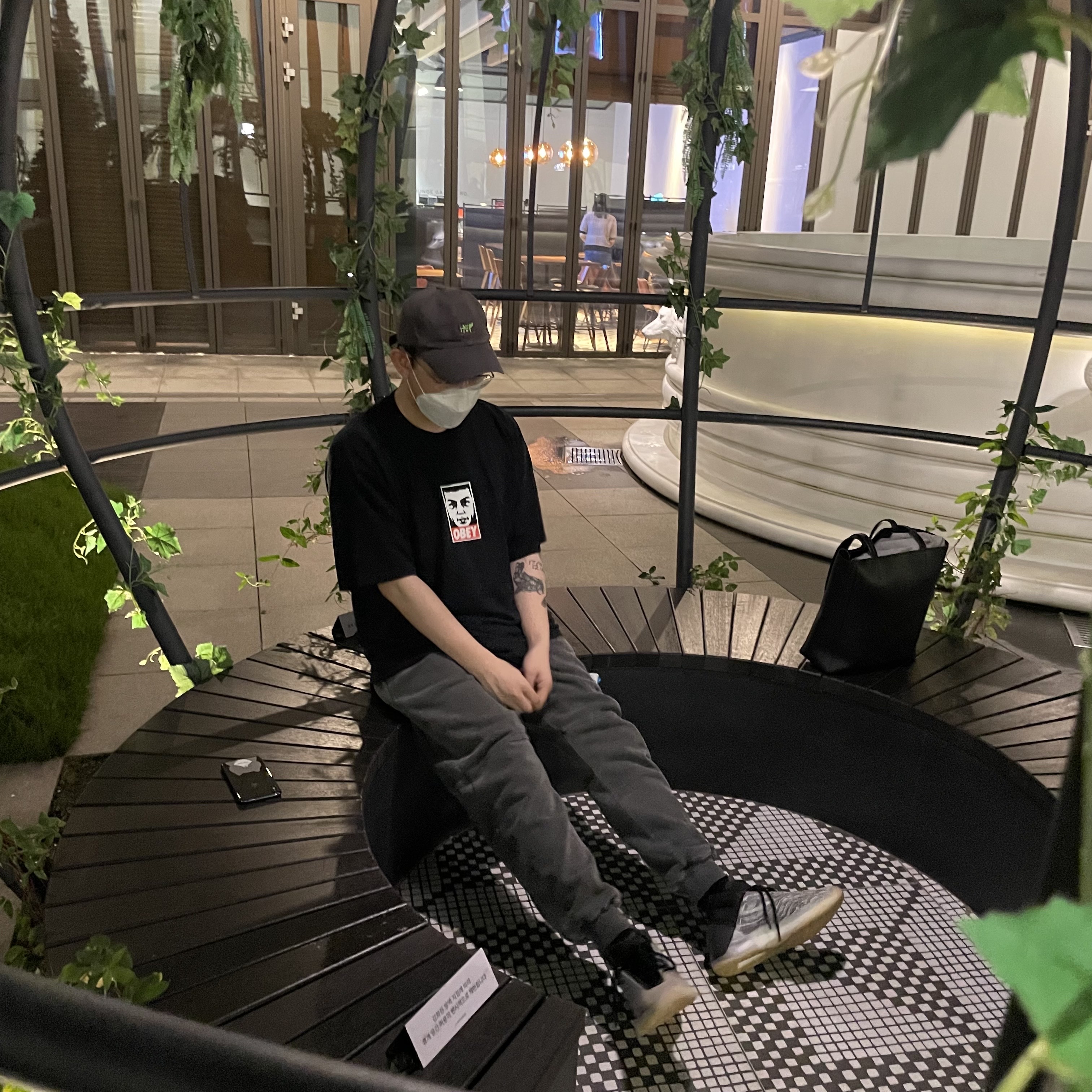 IAB Studio x Obey Beenzino Icon T-Shirt Off Black, IAB Studio Blocked Pigment Sweatpants Black 착용 스타일 - 1