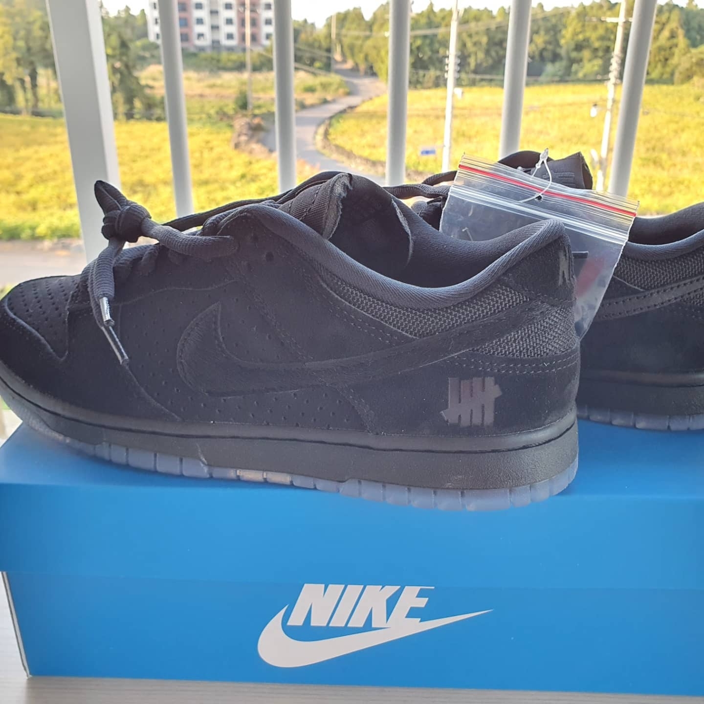 Nike x Undefeated Dunk Low SP 5 On It Black 착용 스타일 - 1