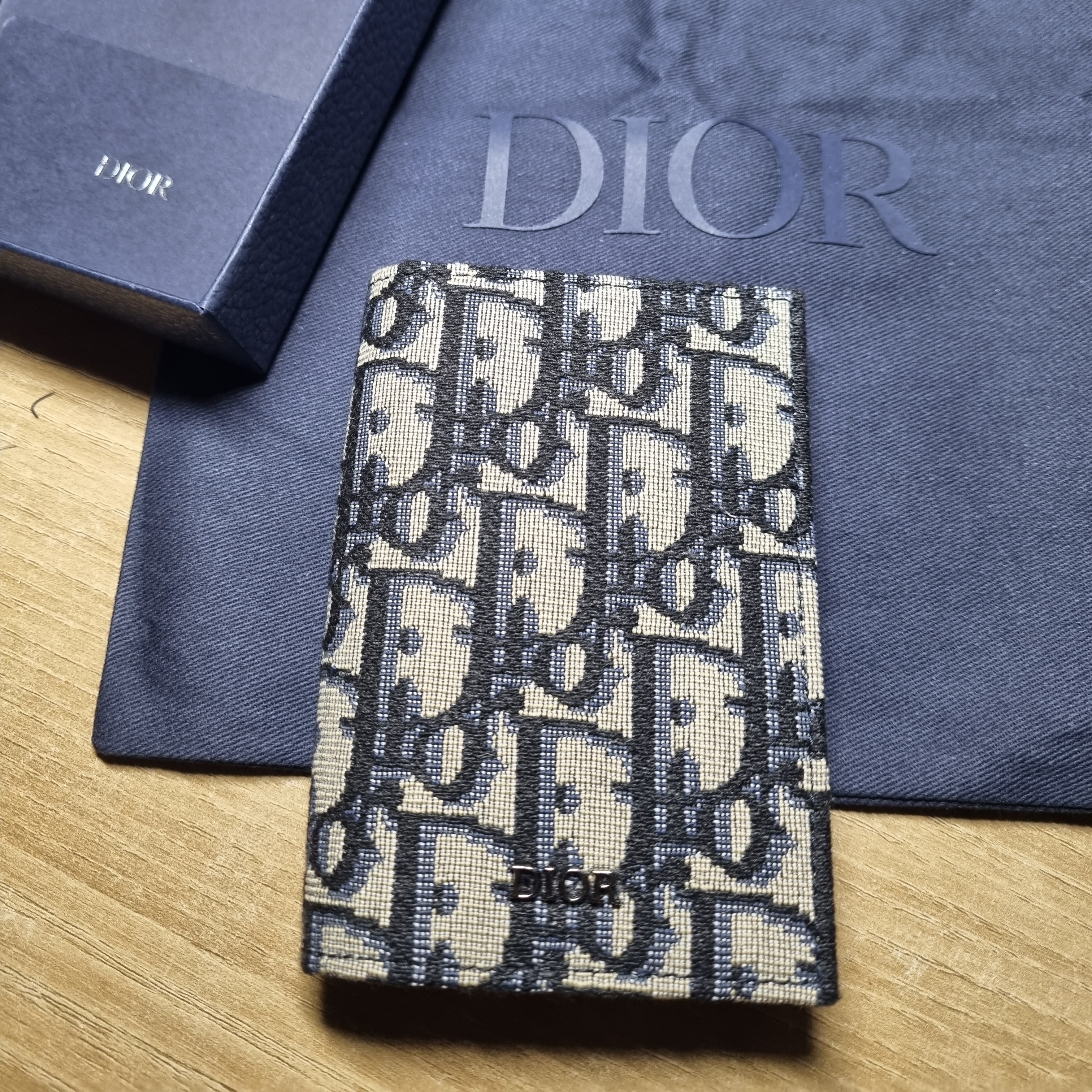 Dior Bi-Fold Card Holder Beige & Black Dior Oblique Jacquard 착용 스타일 - 2