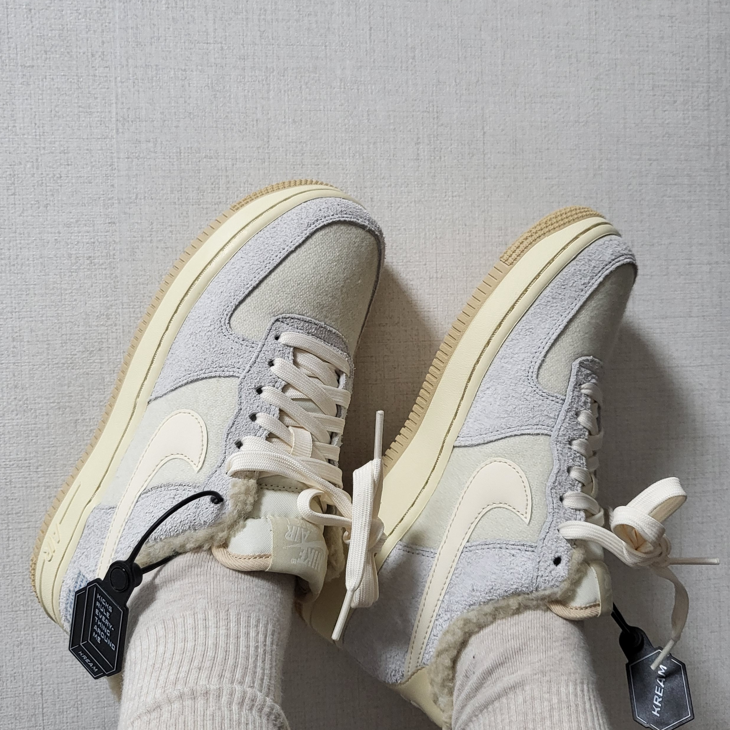 (W) Nike Air Force 1 '07 LV8 Photon Dust Cashmere 착용 스타일 - 1