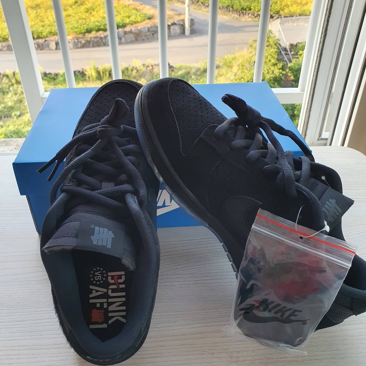 Nike x Undefeated Dunk Low SP 5 On It Black 착용 스타일 - 2