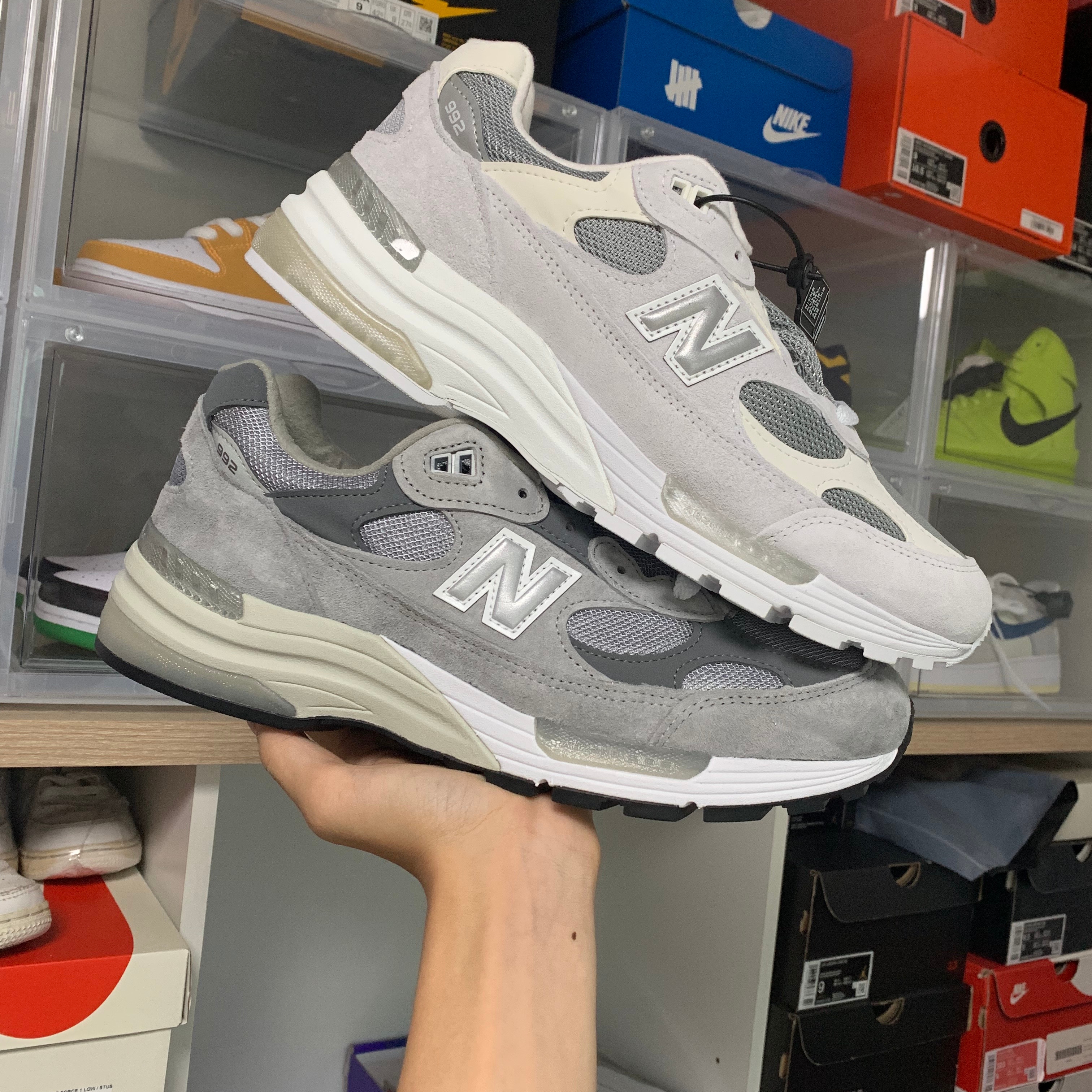 New Balance 992 Made in USA Grey - D Standard, New Balance 992 Made in USA White Silver 착용 스타일 - 1