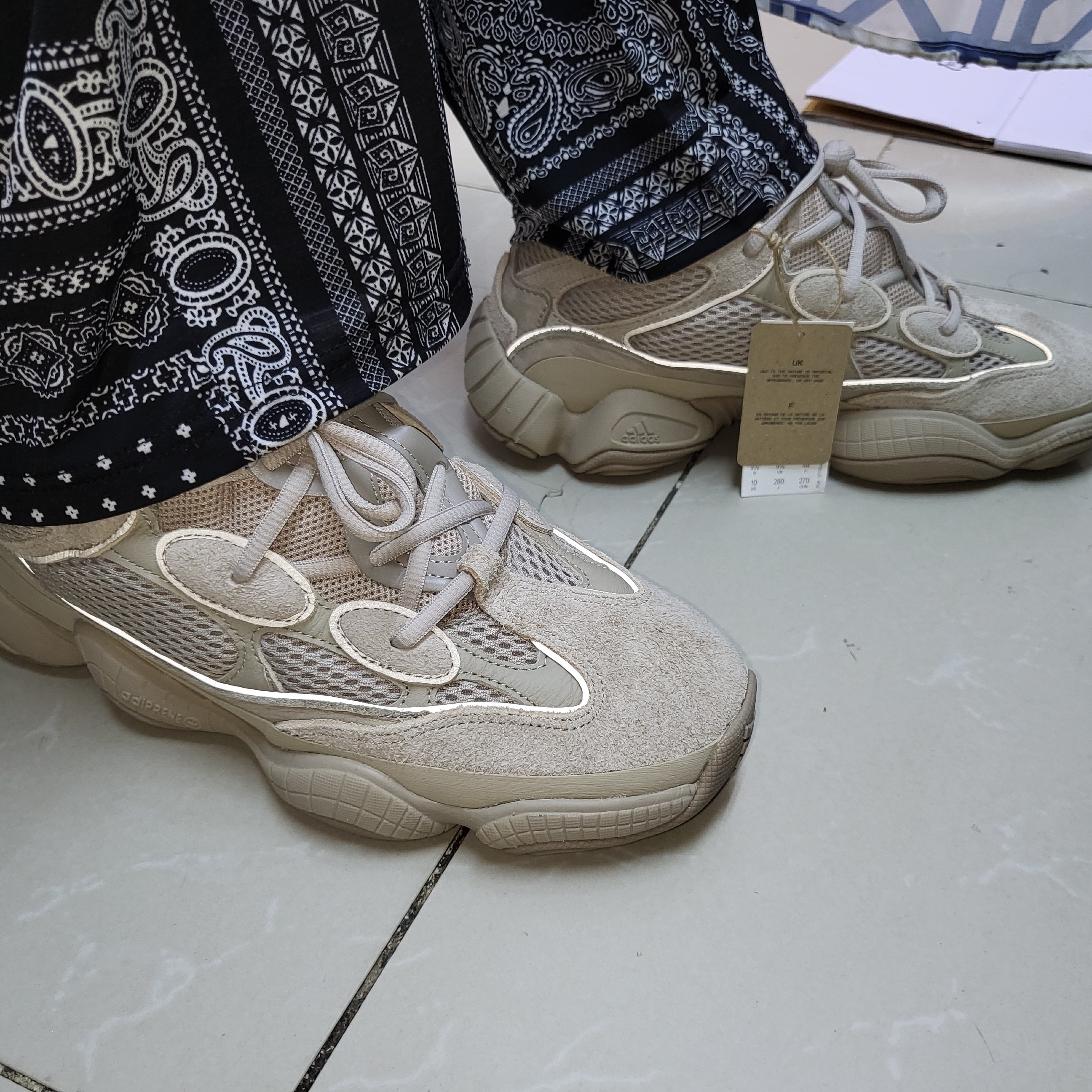 Adidas Yeezy 500 Taupe Light 착용 스타일 - 2
