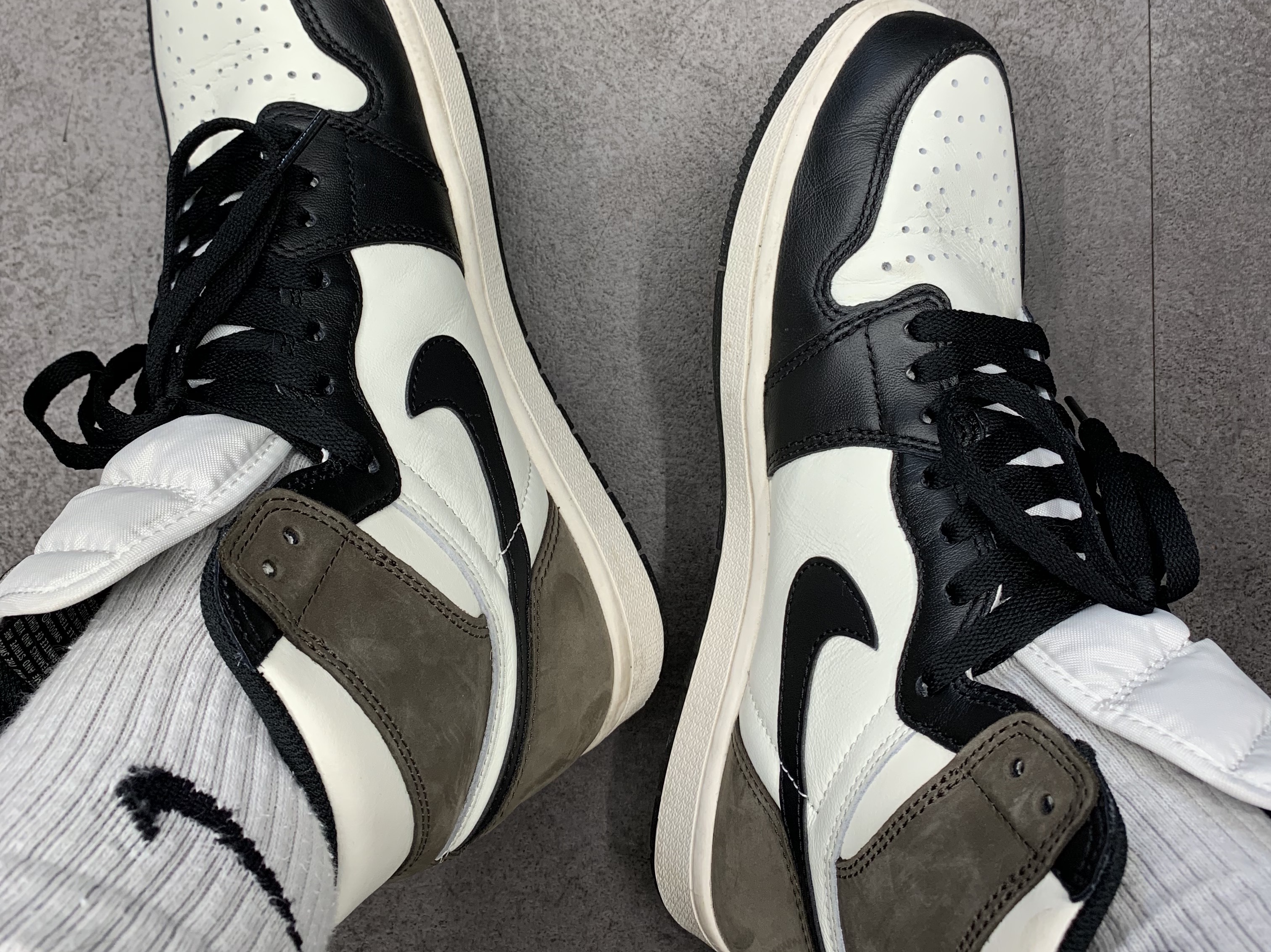 Jordan 1 Retro High OG Black Mocha 착용 스타일