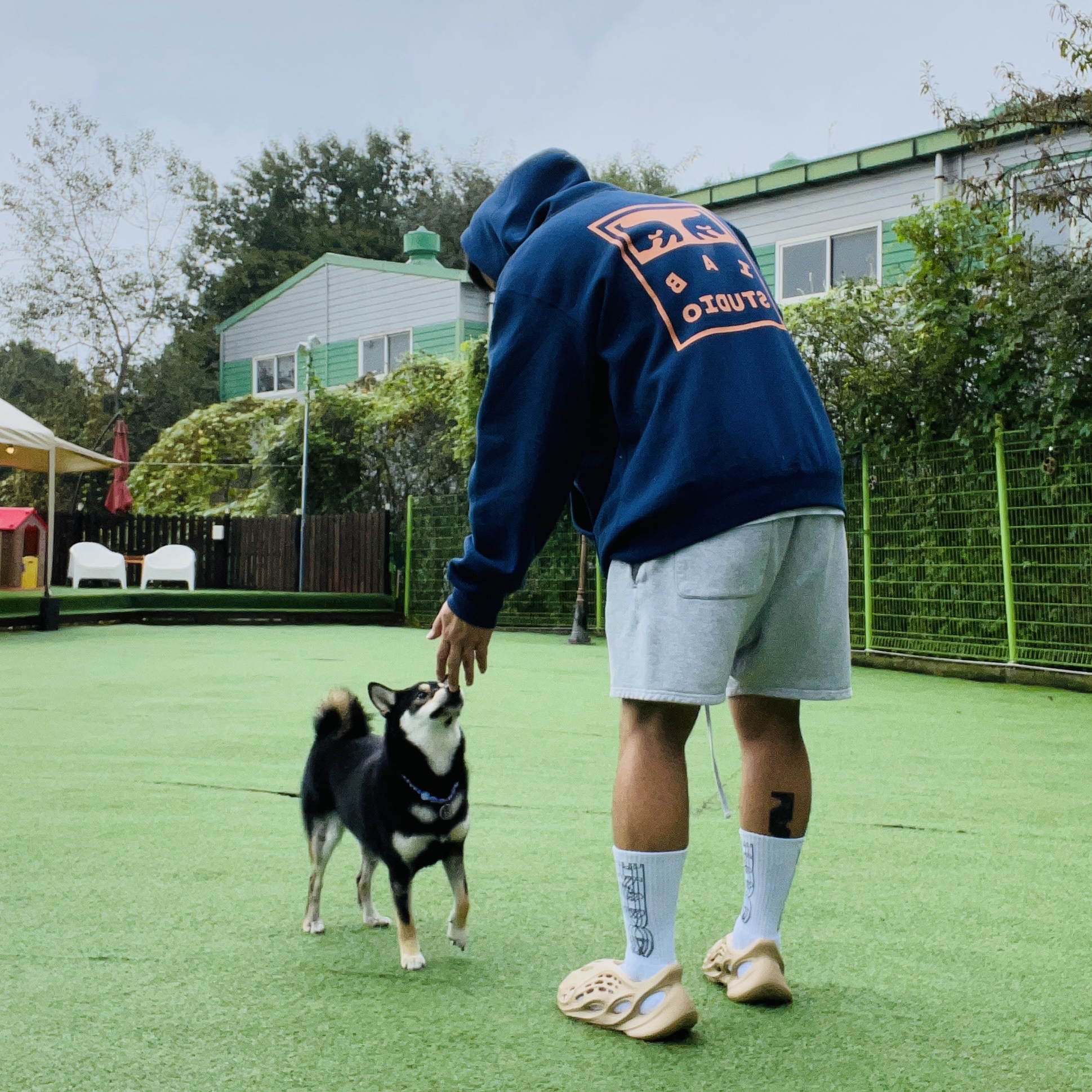 IAB Studio x Obey Eyes Icon Hoodie Oceana, Adidas Yeezy Foam RNNR Ochre 착용 스타일
