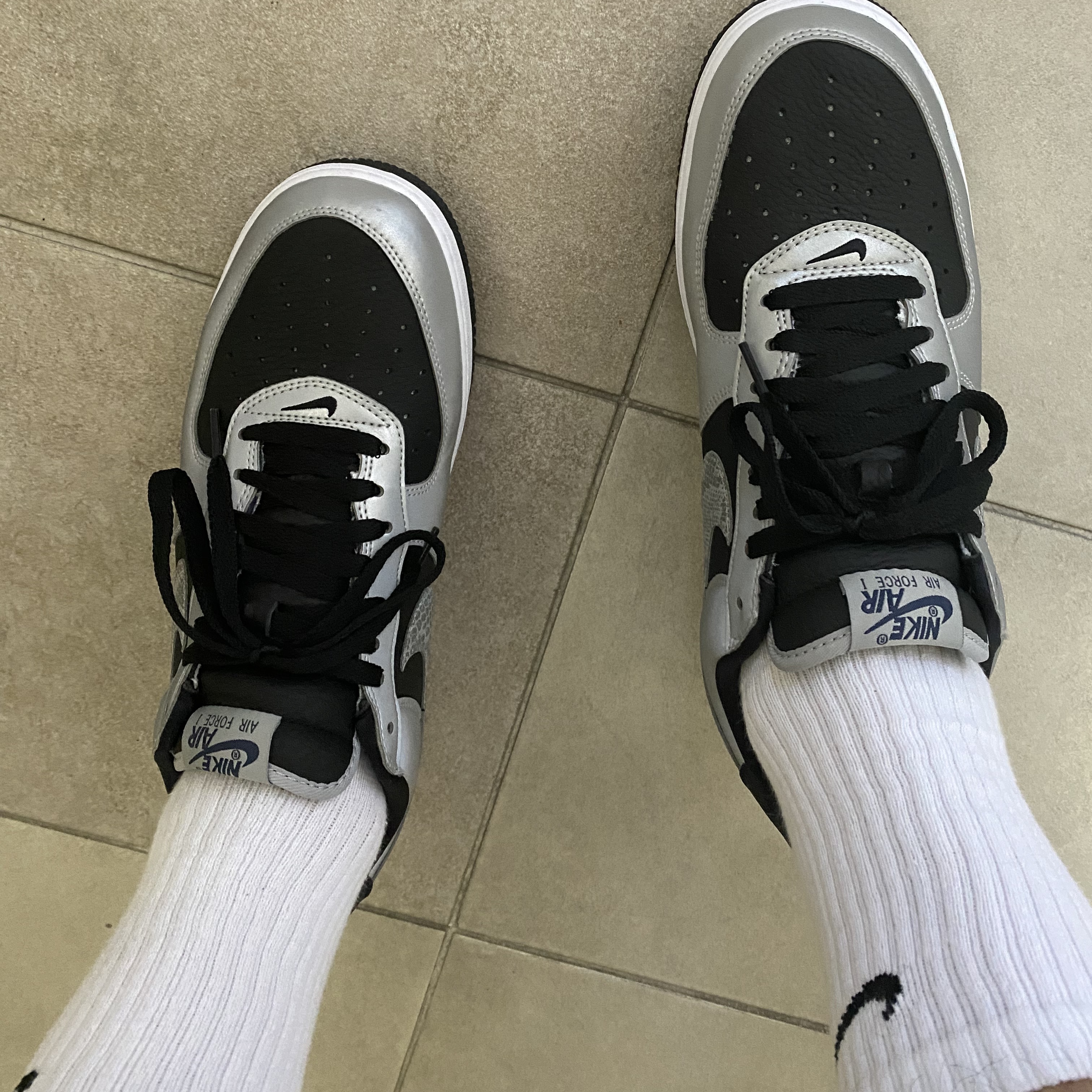Nike Air Force 1 B Silver Snake 착용 스타일 - 2