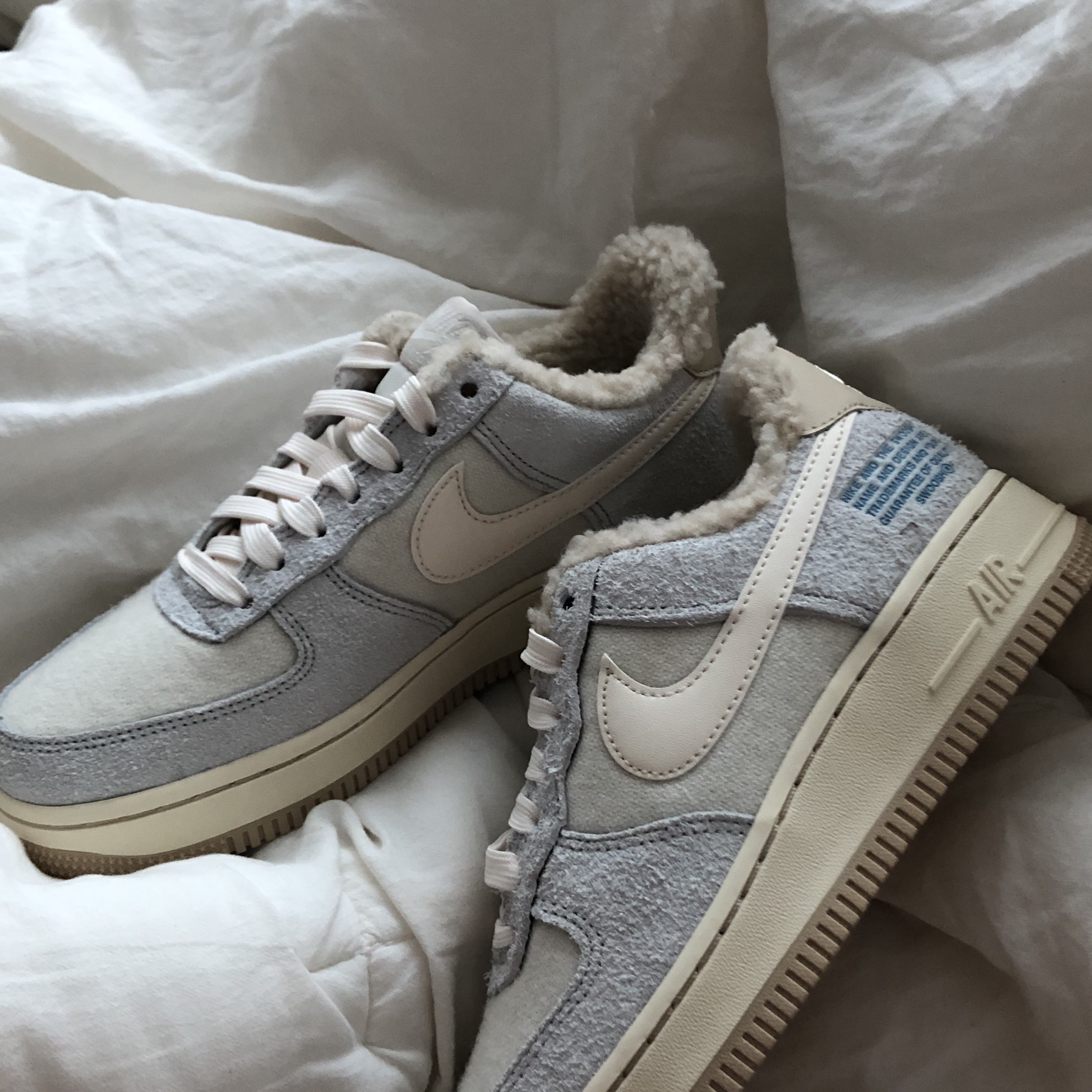 (W) Nike Air Force 1 '07 LV8 Photon Dust Cashmere 착용 스타일