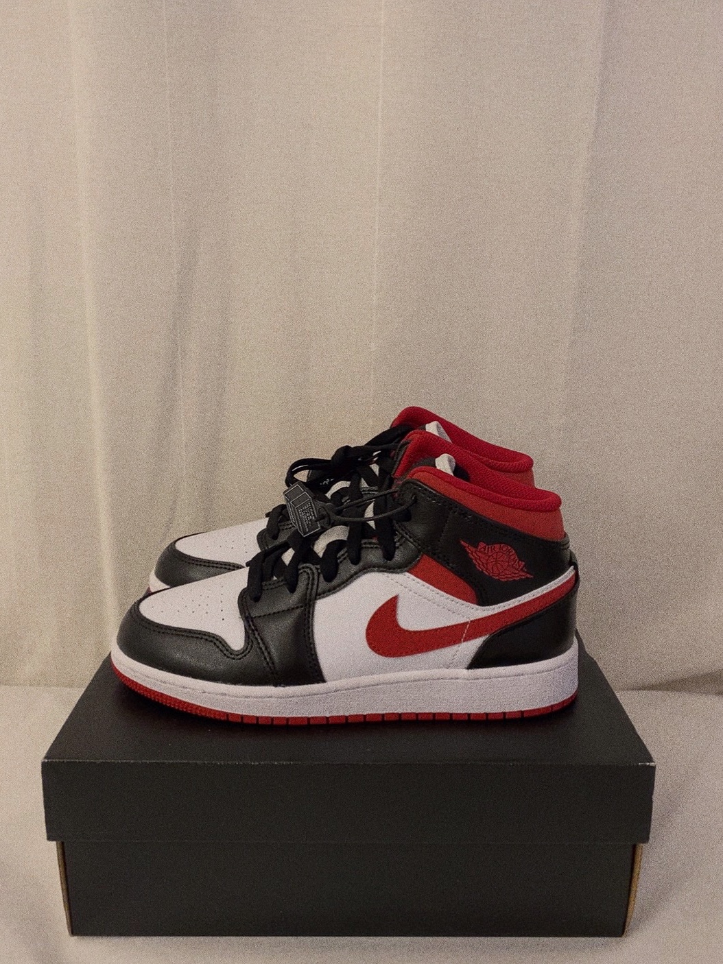 (GS) Jordan 1 Mid Gym Red Black White, Jordan 1 Mid Gym Red Black White 착용 스타일 - 1