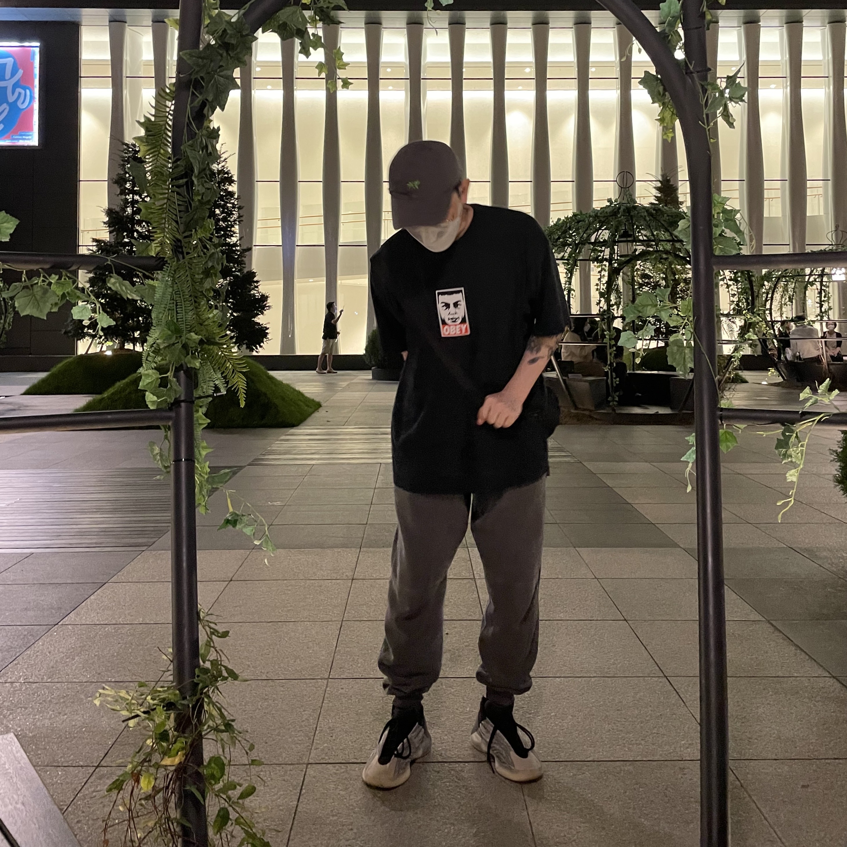 IAB Studio x Obey Beenzino Icon T-Shirt Off Black, IAB Studio Blocked Pigment Sweatpants Black 착용 스타일 - 2
