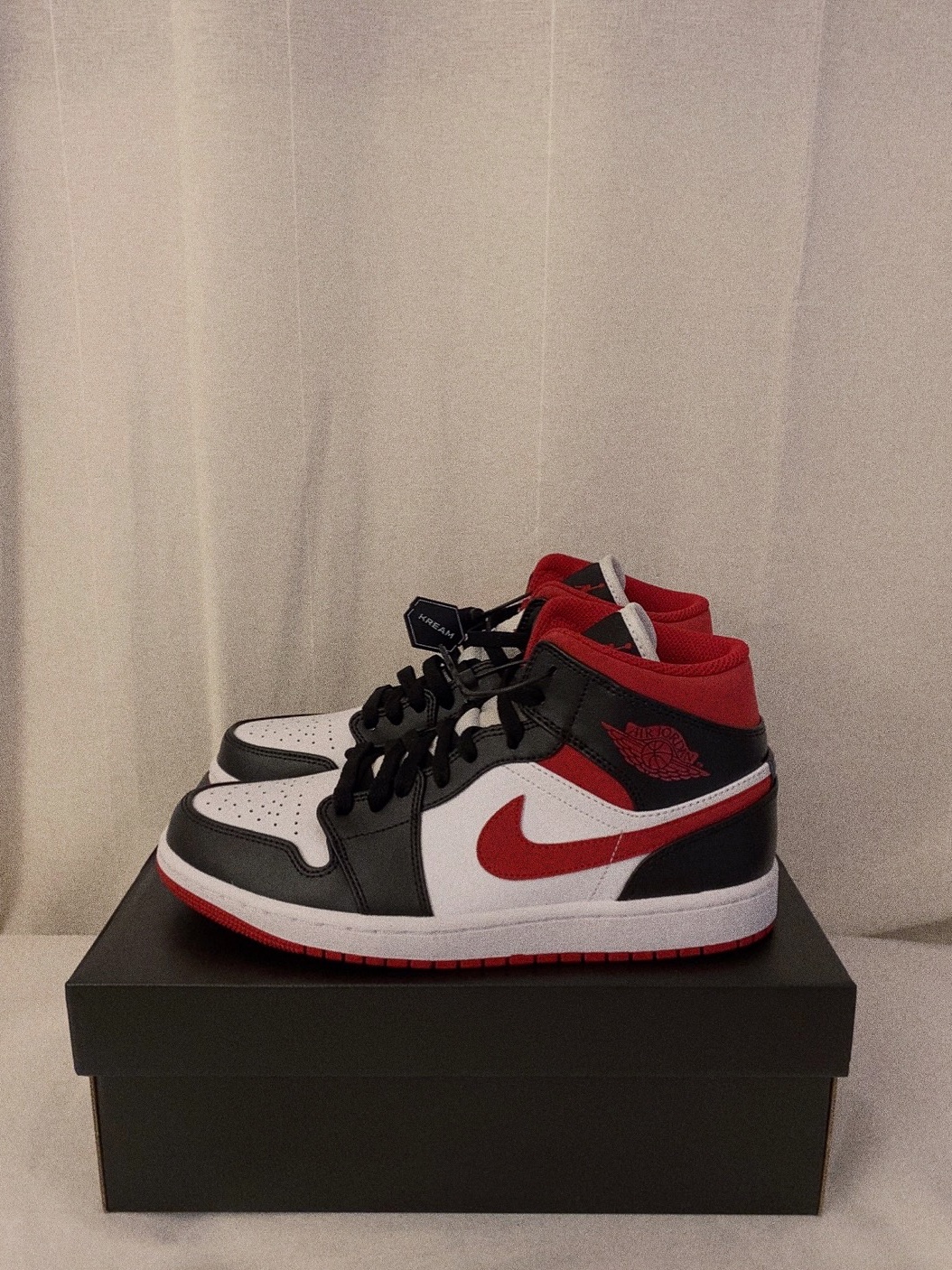 (GS) Jordan 1 Mid Gym Red Black White, Jordan 1 Mid Gym Red Black White 착용 스타일 - 2