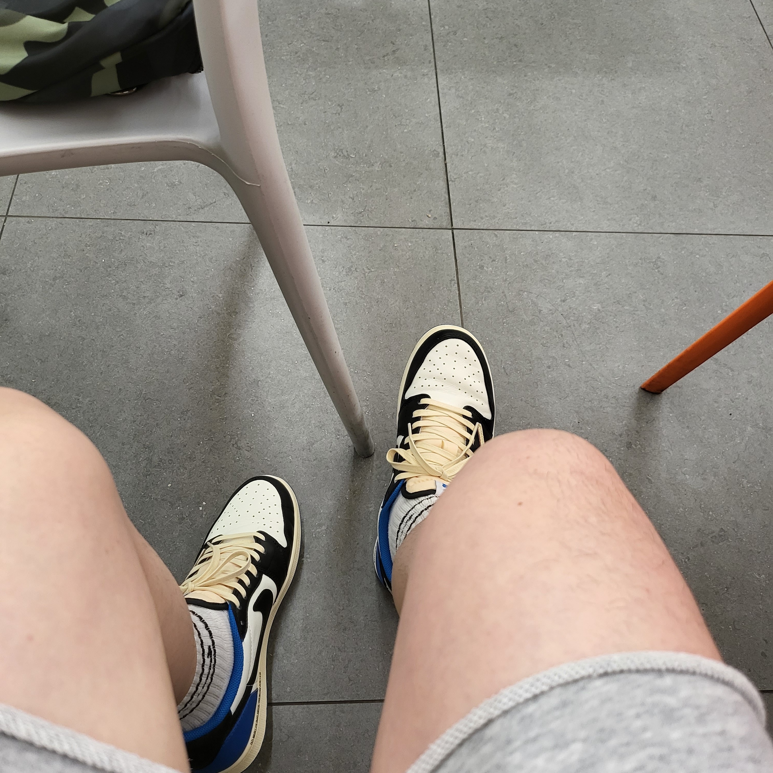 Jordan 1 x Travis Scott x Fragment Retro Low OG SP Military Blue 착용 스타일 - 2