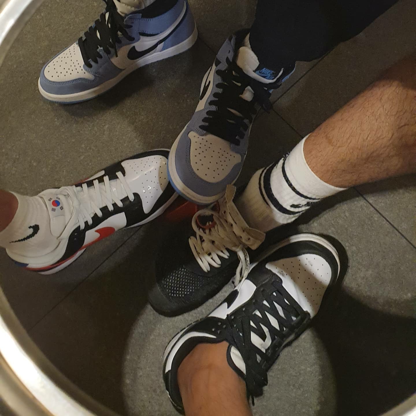 Nike Dunk Low SE Seoul (With Special Gift), Jordan 1 Retro High OG University Blue 착용 스타일