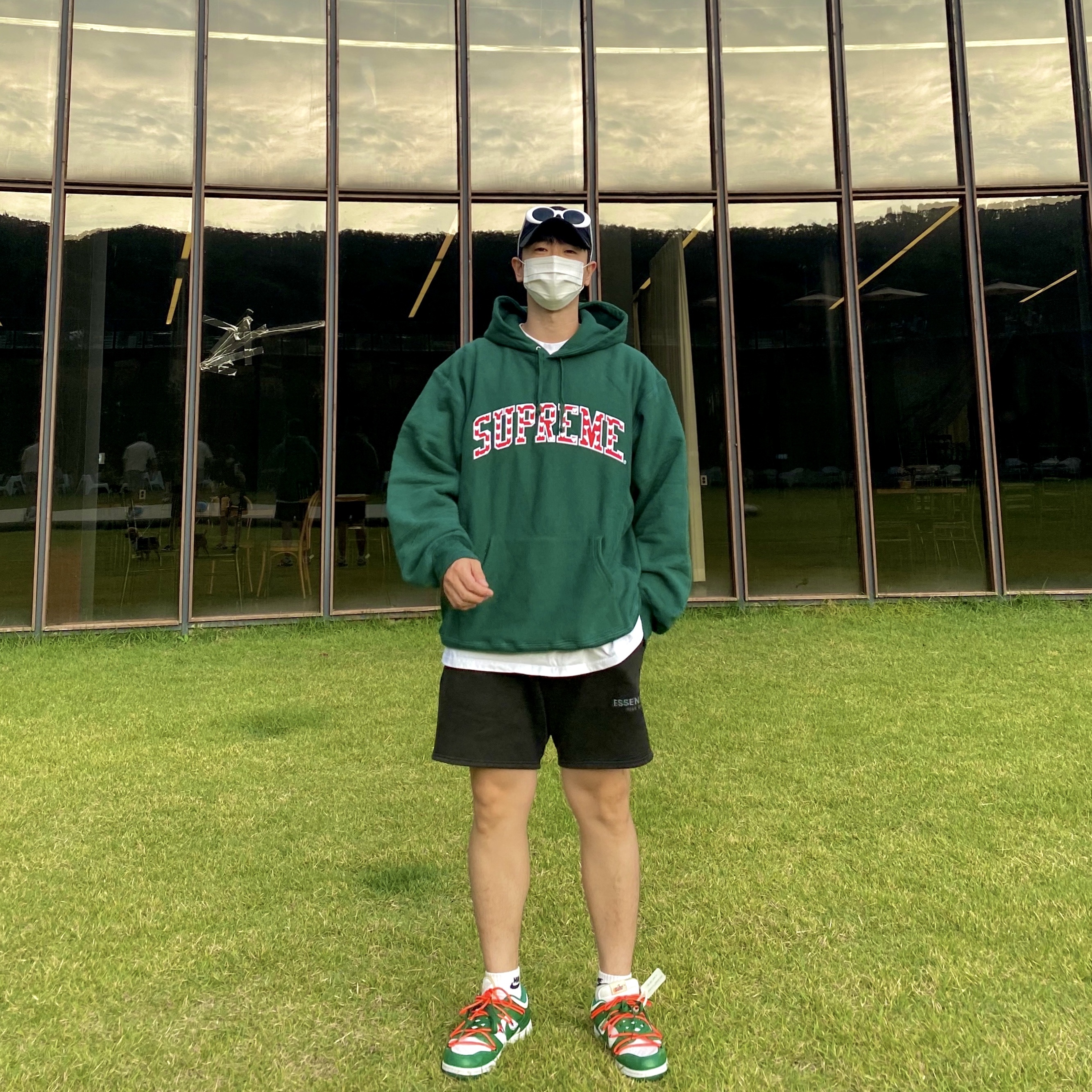 Supreme Hearts Arc Hooded Sweatshirt Dark Green - 21SS, Essentials Sweatshorts Black - 21SS 착용 스타일