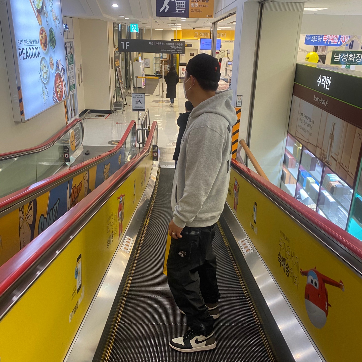 Jordan 1 Retro High OG Black Mocha, Supreme x Stone Island Painted Camo Nylon Cargo Pants Black - 20FW 착용 스타일
