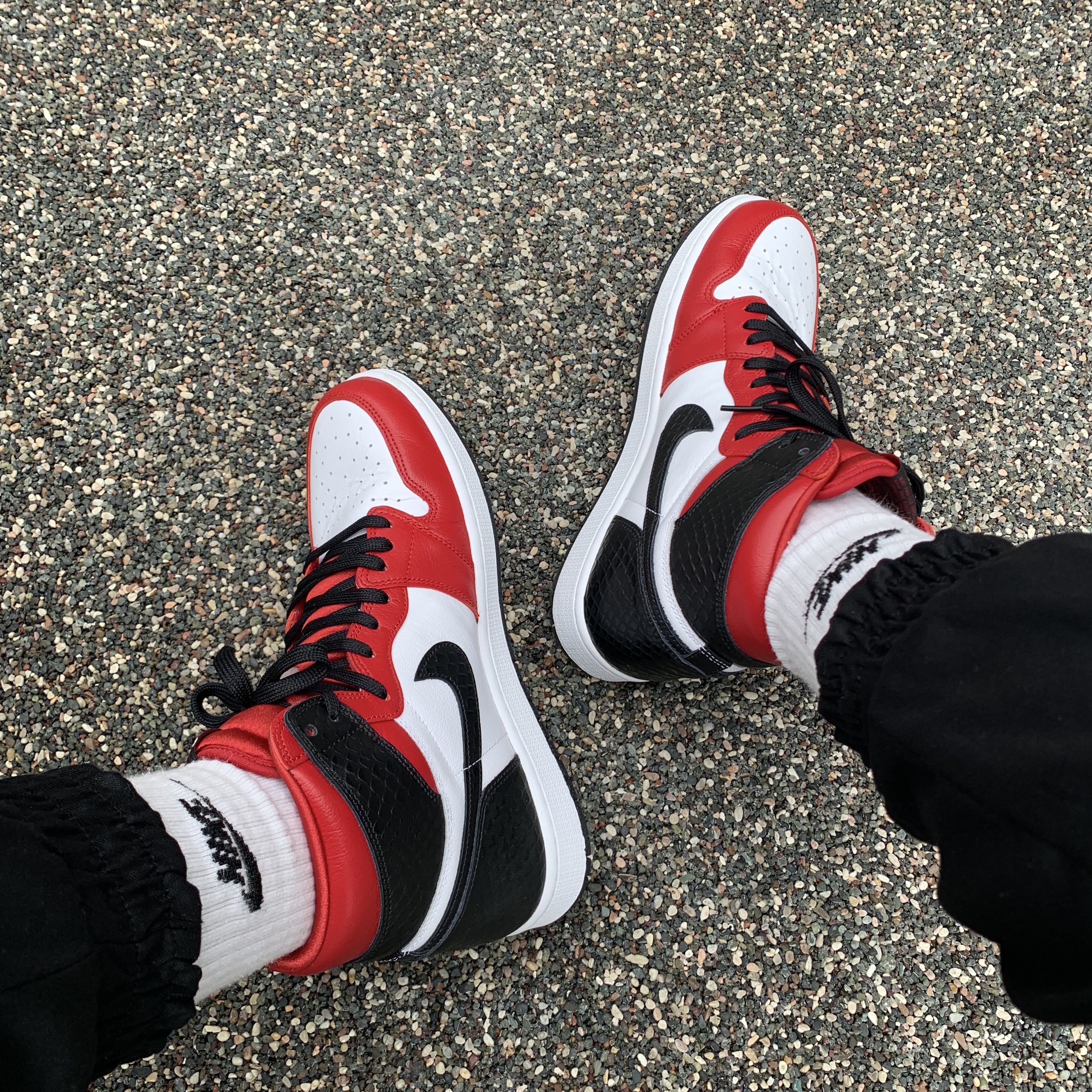 (W) Jordan 1 Retro High Satin Red 착용 스타일 - 3