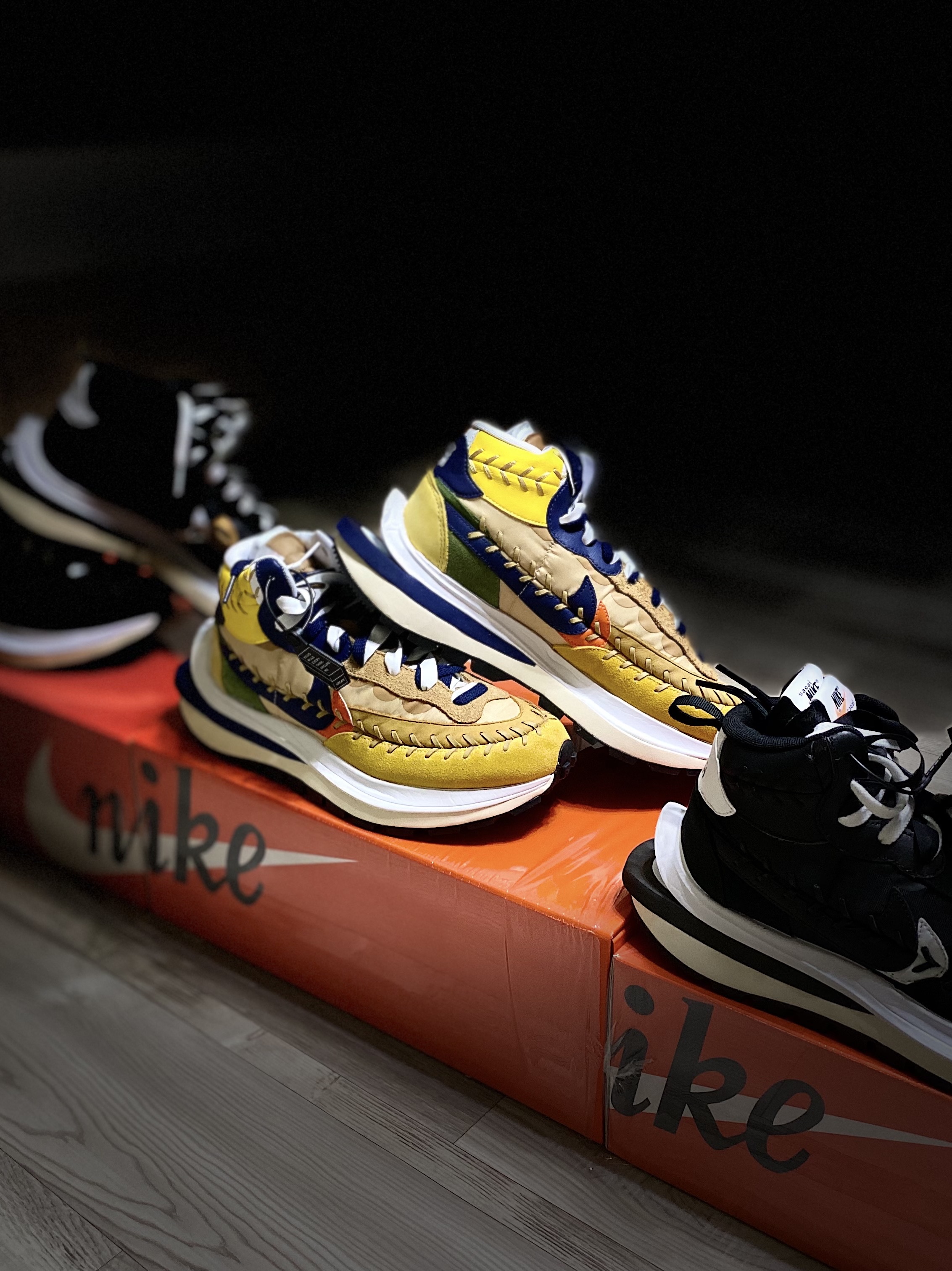 Nike x Sacai x Jean Paul Gaultier VaporWaffle Black White, Nike x Sacai x Jean Paul Gaultier VaporWaffle Sesame Blue Void 착용 스타일 - 3