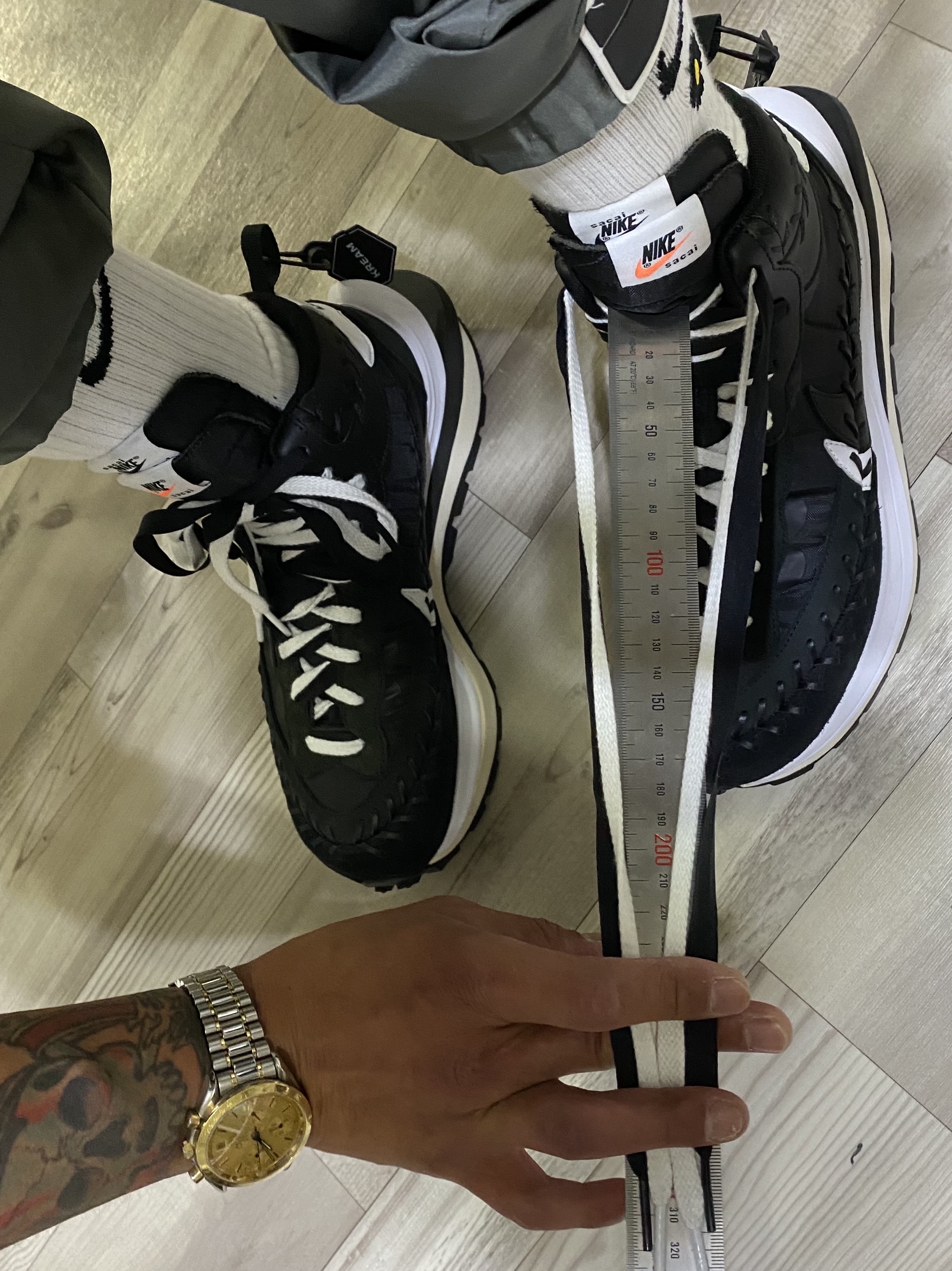 Nike x Sacai x Jean Paul Gaultier VaporWaffle Black White, Nike x Sacai x Jean Paul Gaultier VaporWaffle Sesame Blue Void 착용 스타일 - 1