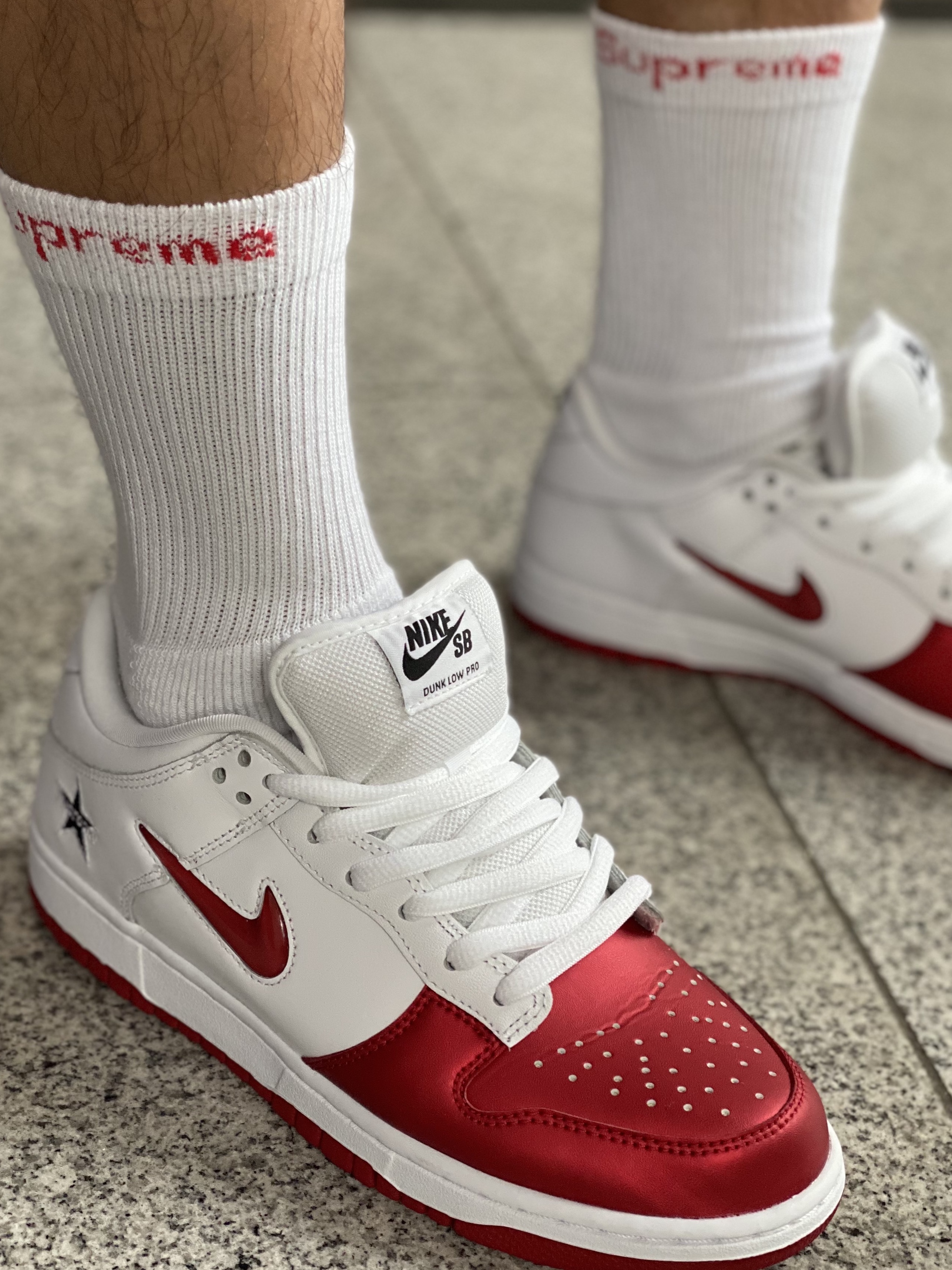 Nike x Supreme SB Dunk Low Jewel Swoosh Red, Supreme Hanes Crew Socks White (4 Pack) 착용 스타일 - 3