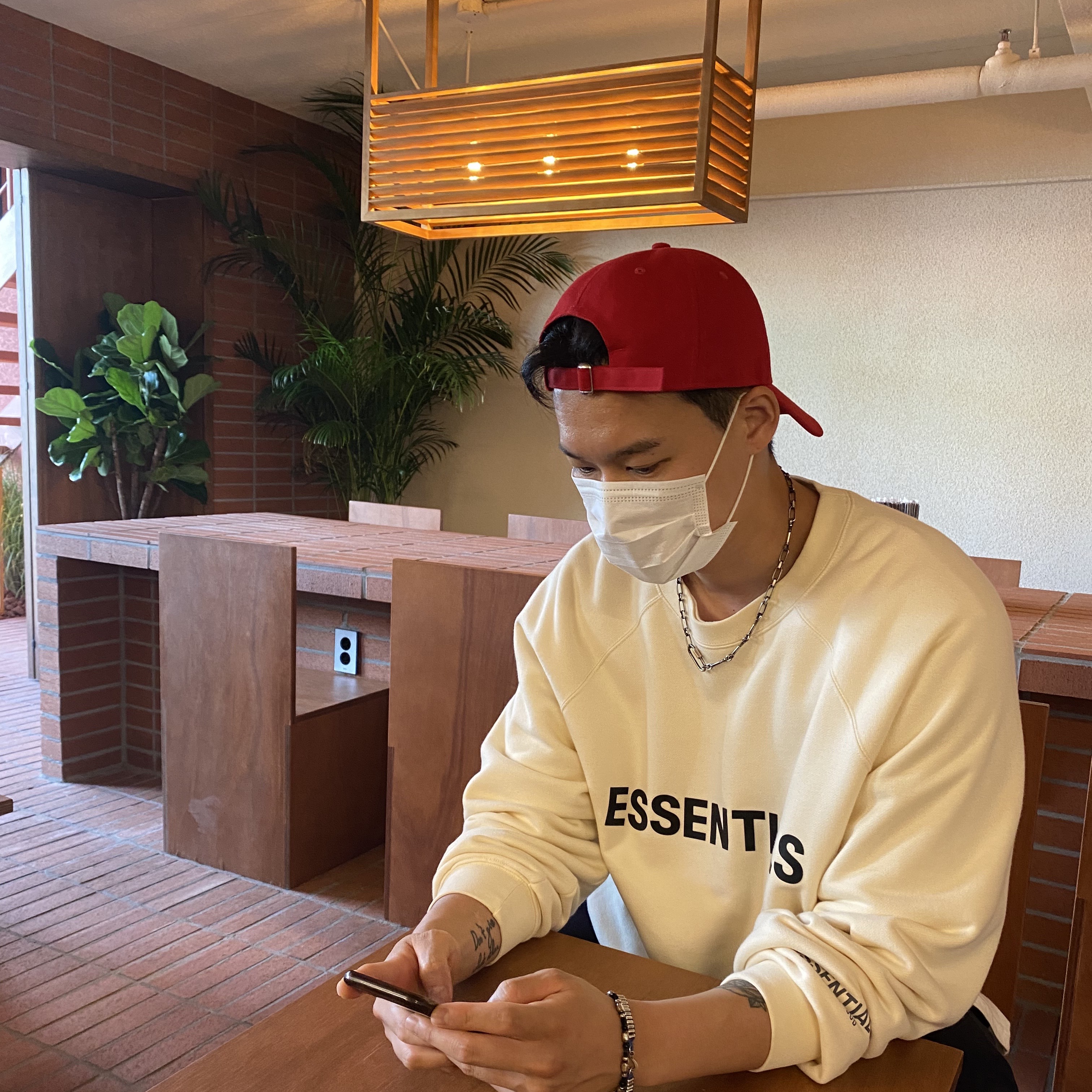 Essentials 3D Silicon Applique Crewneck Buttercream 2020 착용 스타일