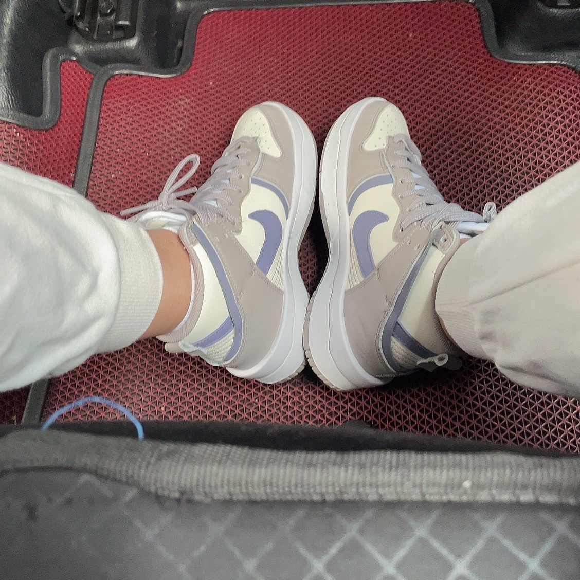 (W) Nike Dunk High Up Iron Purple 착용 스타일 - 3