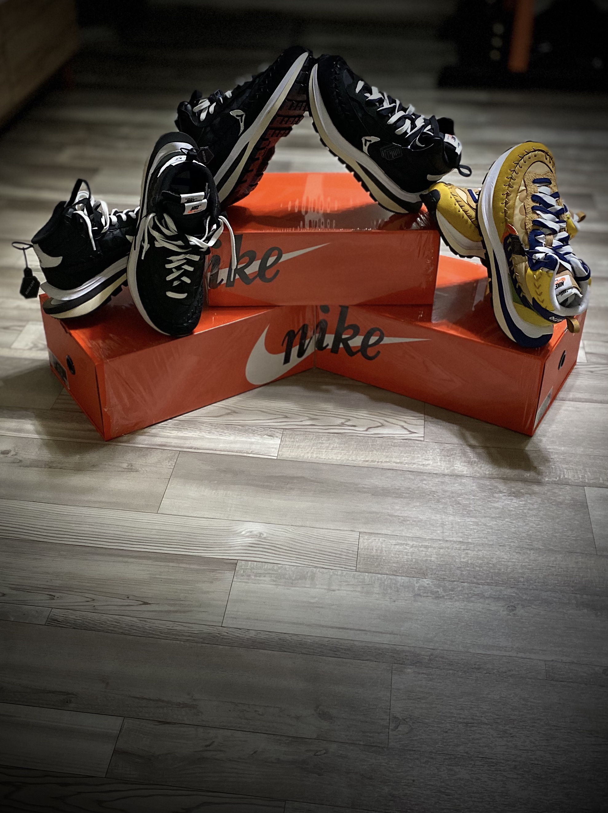 Nike x Sacai x Jean Paul Gaultier VaporWaffle Black White, Nike x Sacai x Jean Paul Gaultier VaporWaffle Sesame Blue Void 착용 스타일 - 4