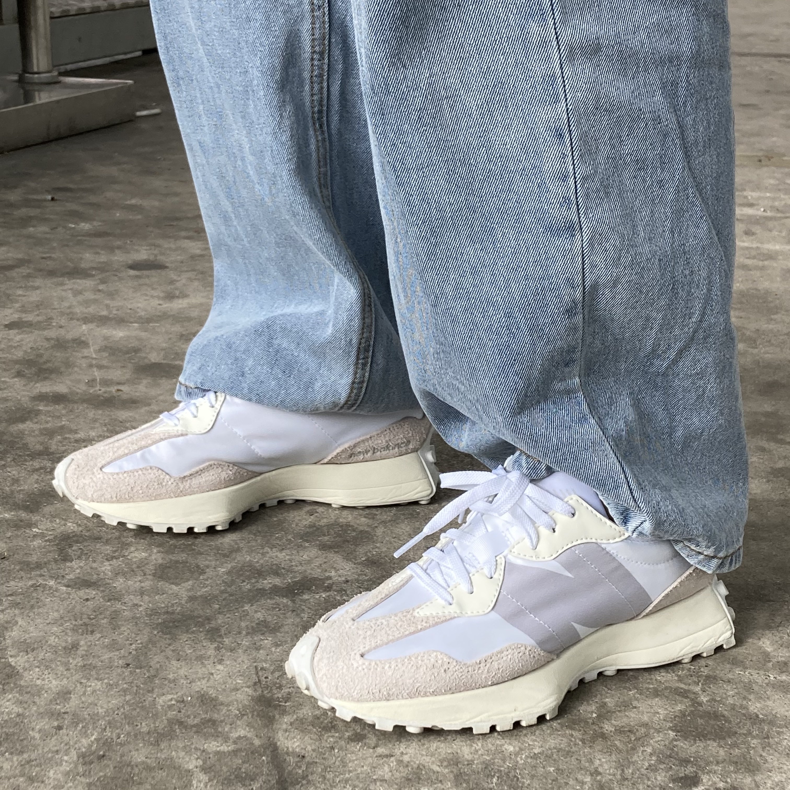 (W) New Balance 327 White Moonbeam 착용 스타일