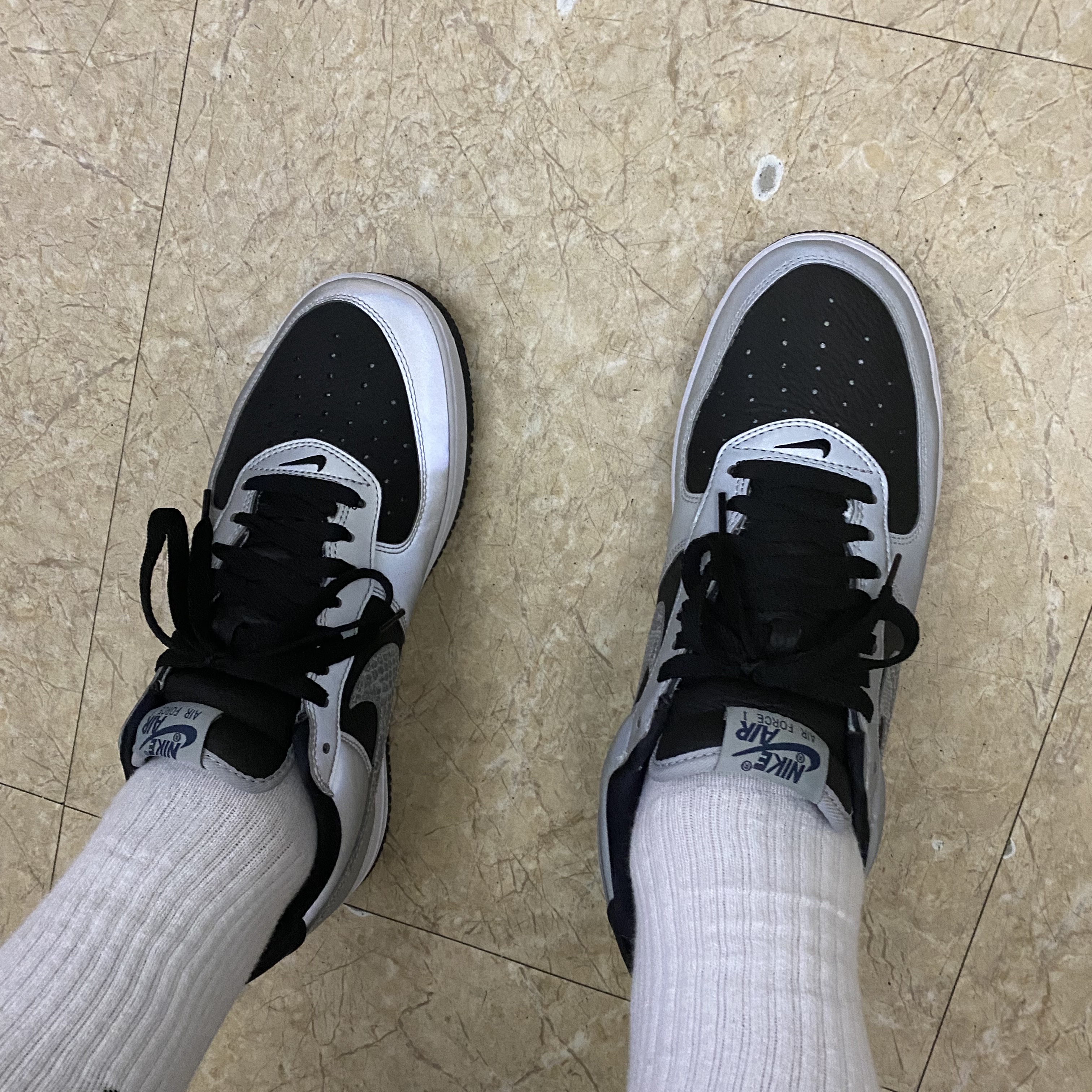 Nike Air Force 1 B Silver Snake 착용 스타일 - 3