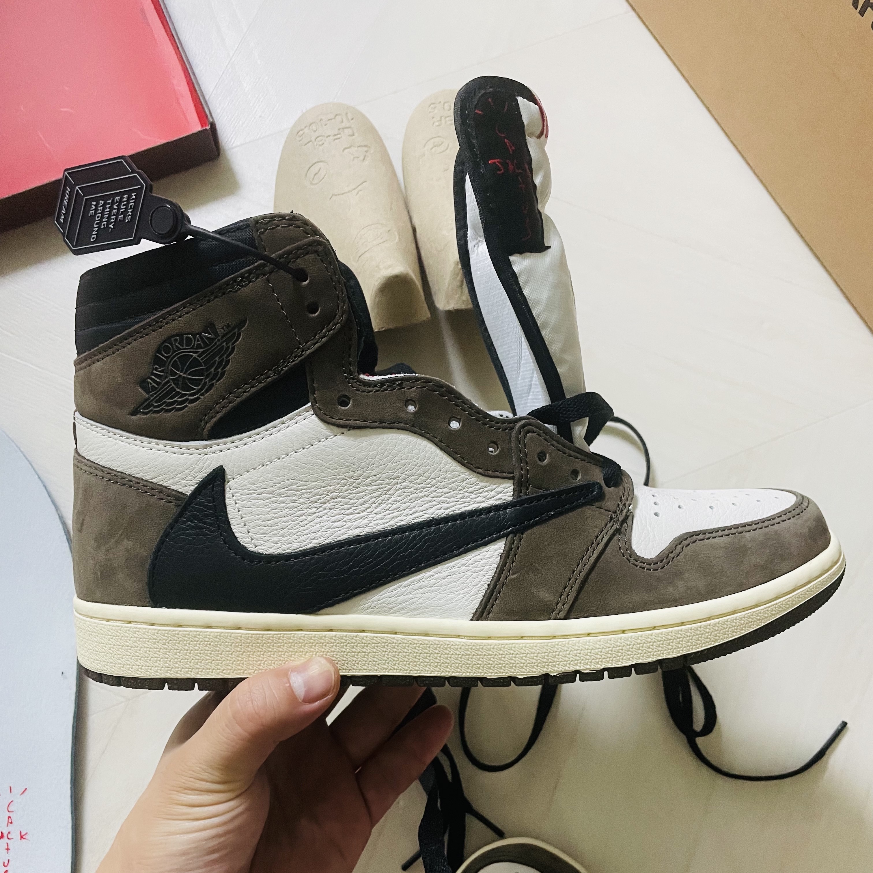 Jordan 1 x Travis Scott Retro High OG SP Mocha 착용 스타일