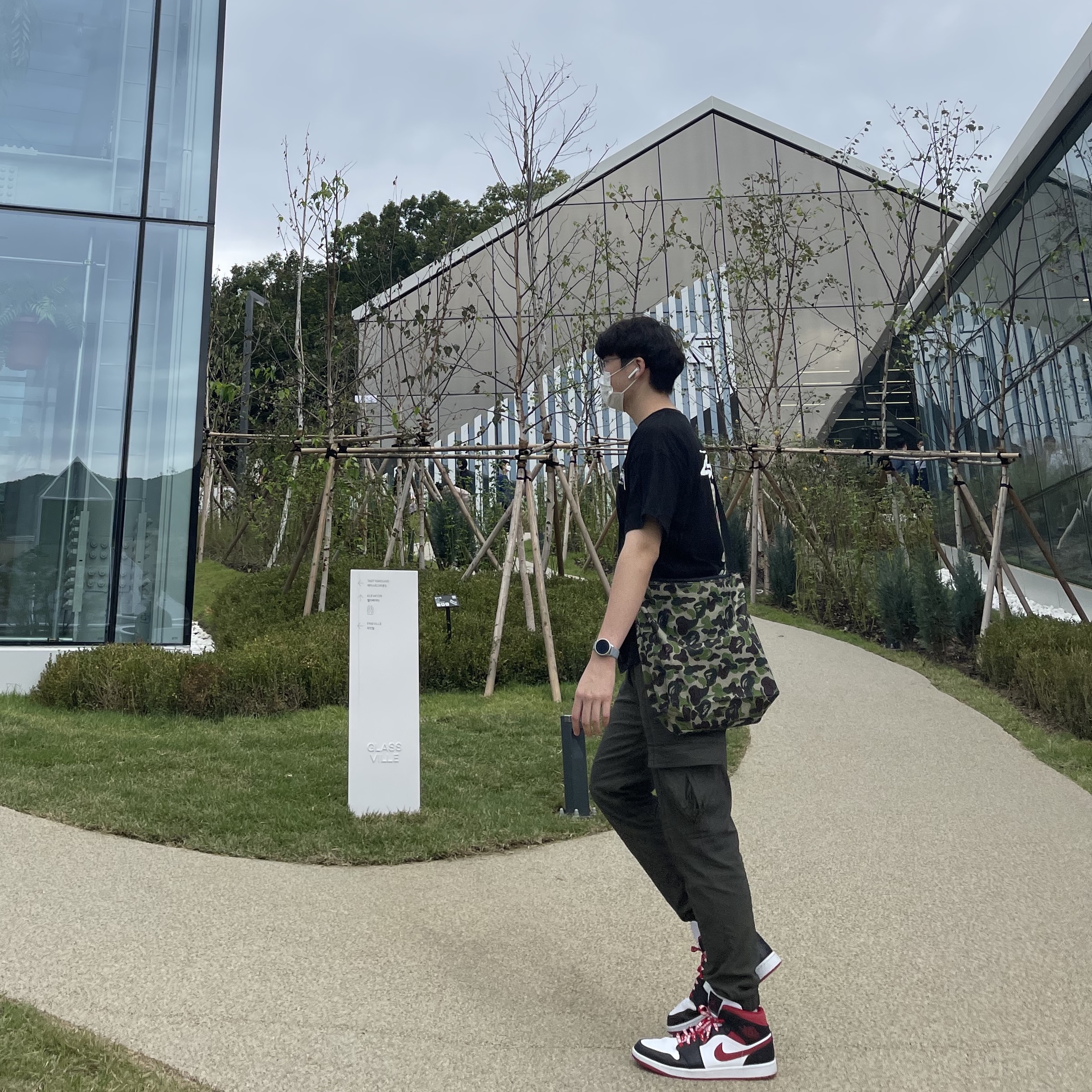 Jordan 1 Mid Gym Red Black White, Stussy Carnation T-Shirt Black 착용 스타일 - 2