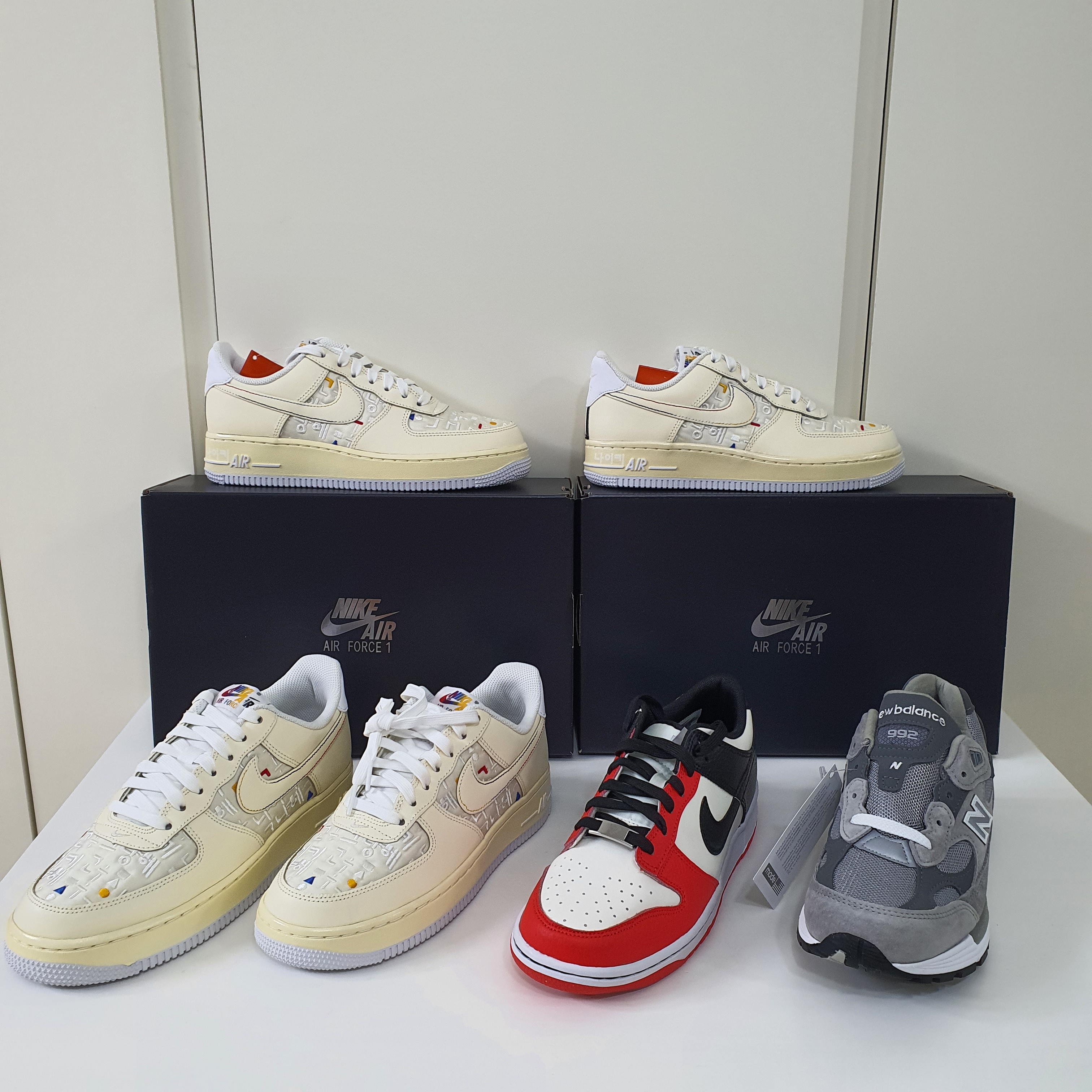 (W) Nike Air Force 1 '07 LV8 Hangul Day, (GS) Nike x NBA Dunk Low Black and Chile Red 착용 스타일 - 1