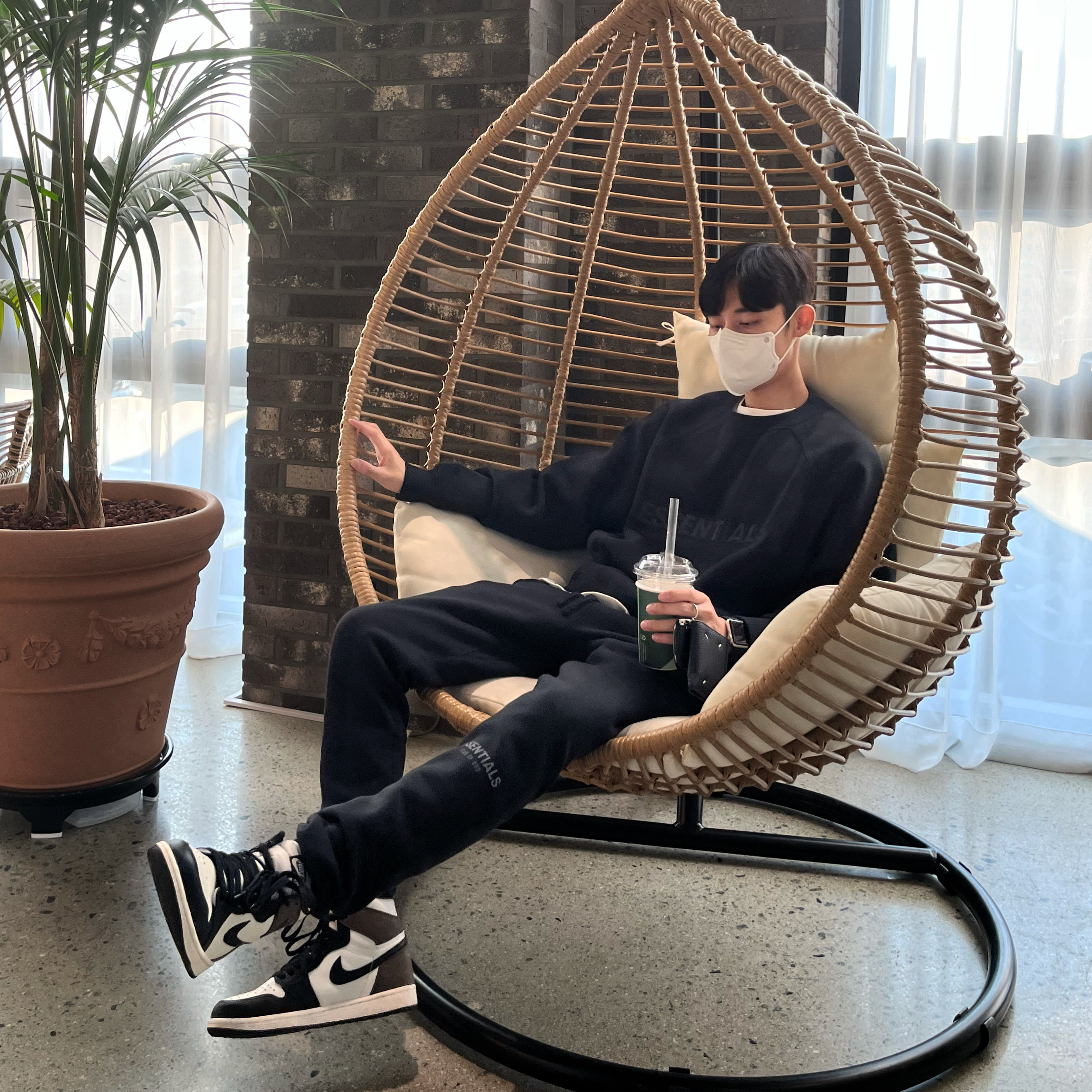 Essentials Sweatpants Dark Slate/Black 2020, Essentials Pull-Over Crewneck Sweatshirt Black - 21SS 착용 스타일