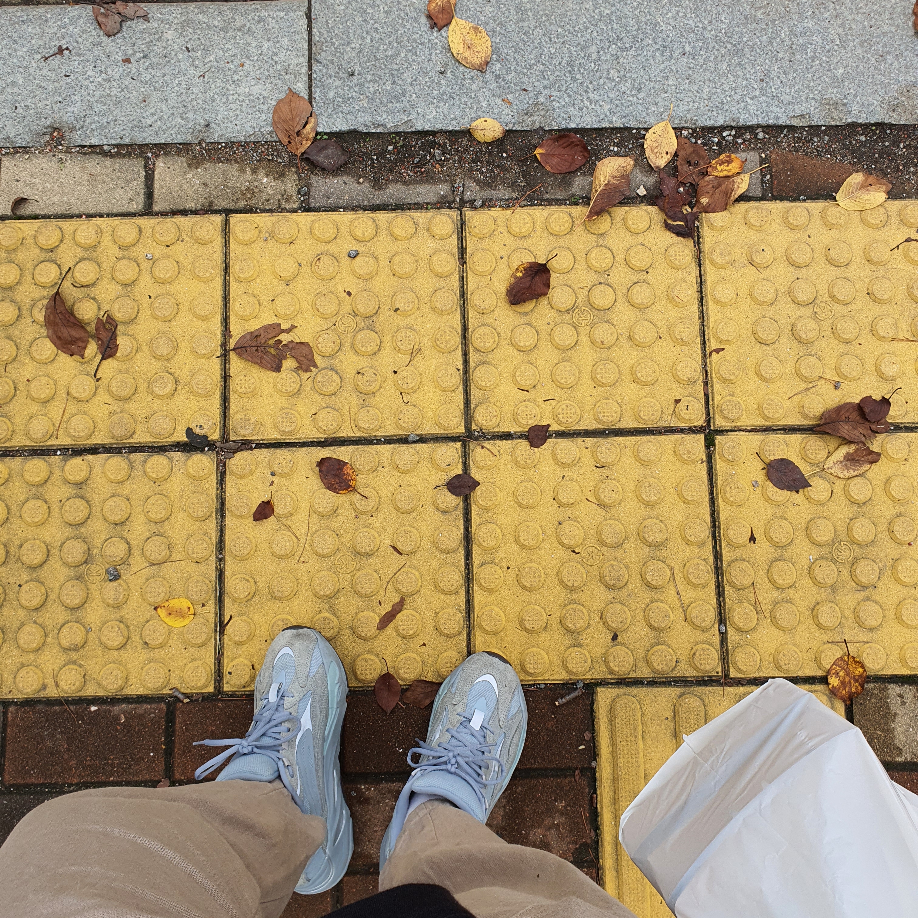Adidas Yeezy Boost 700 V2 Hospital Blue 착용 스타일