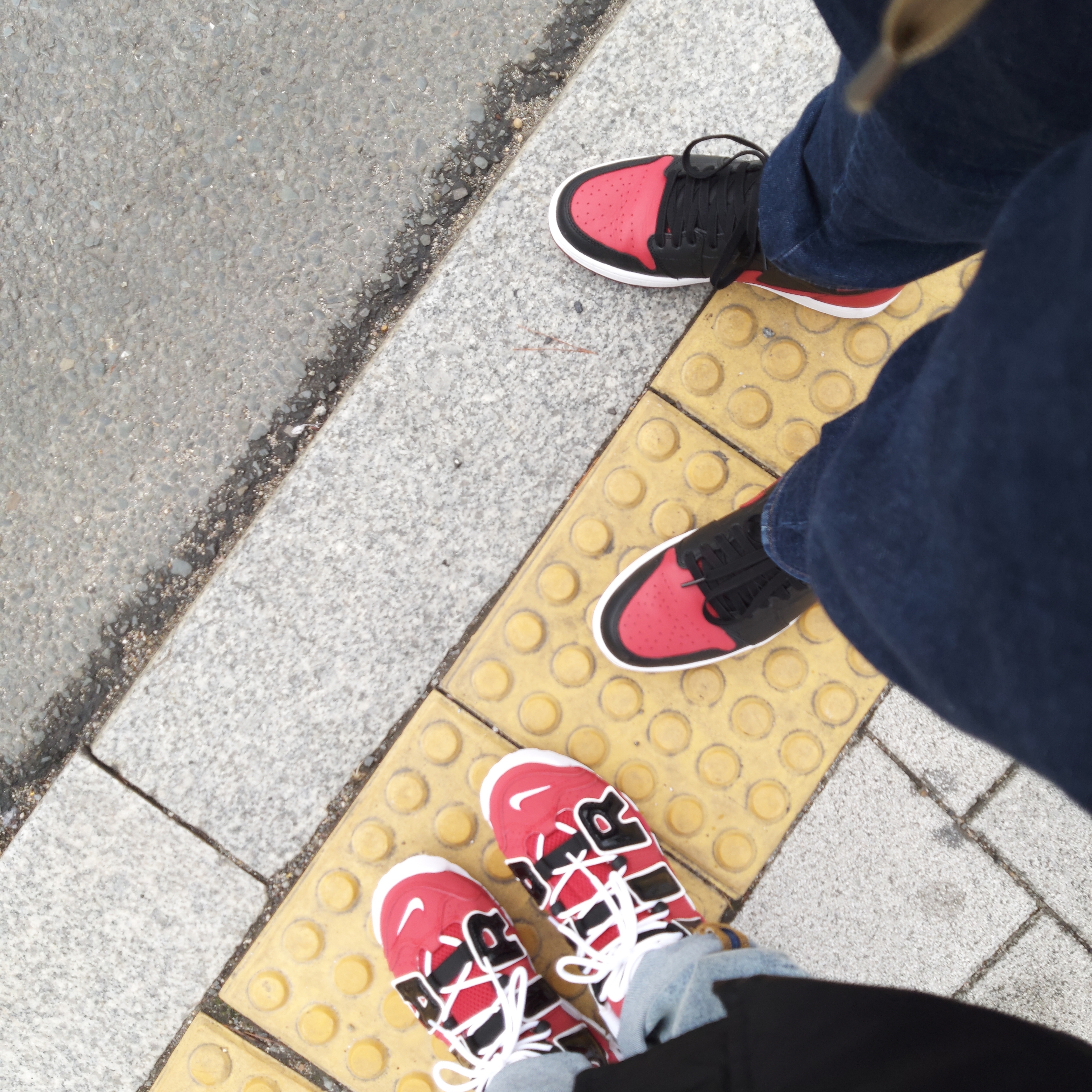 (GS) Nike Air More Uptempo 96 Bulls 2021, Jordan 1 Retro High OG Bred Banned 2016 착용 스타일 - 2