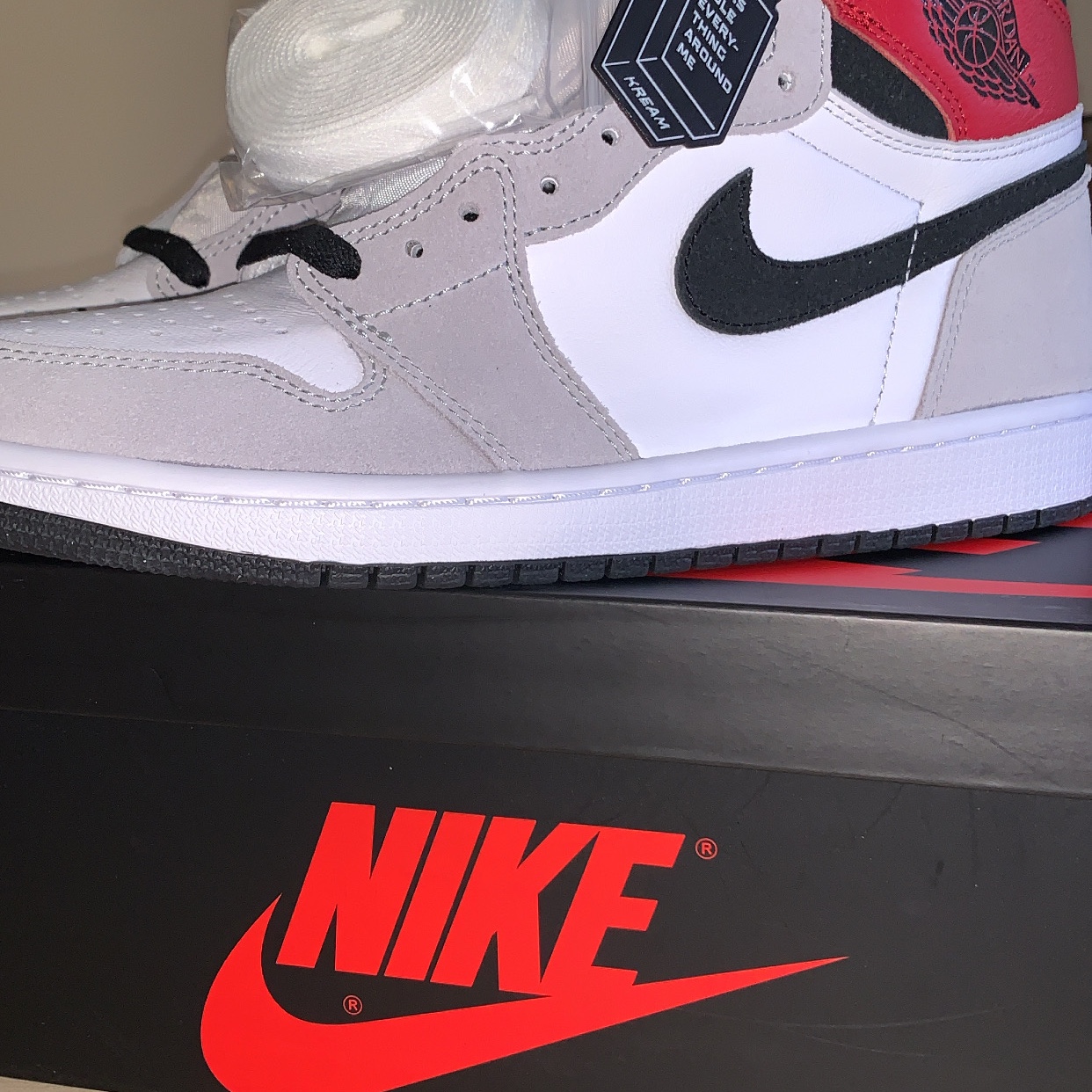 Jordan 1 Retro High OG Light Smoke Grey 착용 스타일 - 1