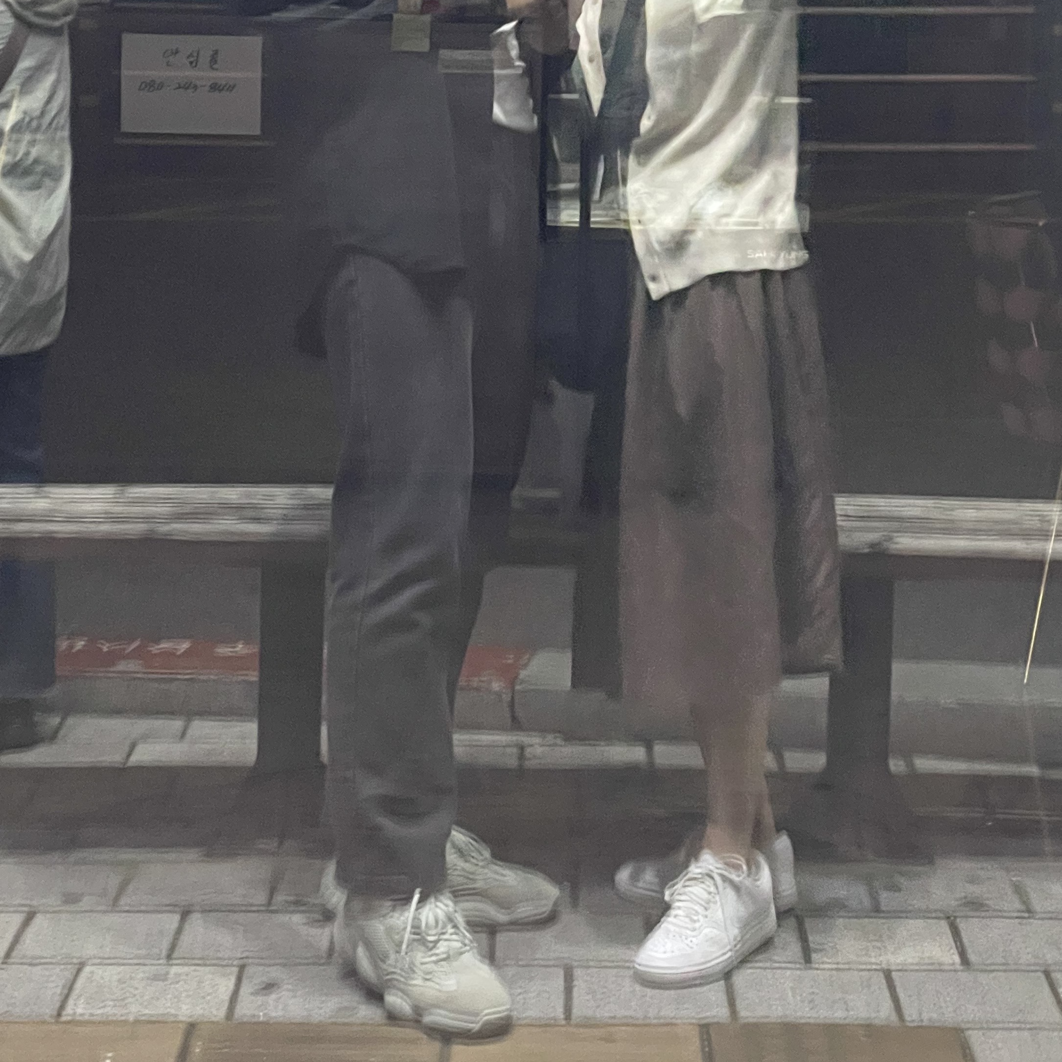 Nike Air Force 1 '07 Low White, Adidas Yeezy 500 Salt 착용 스타일