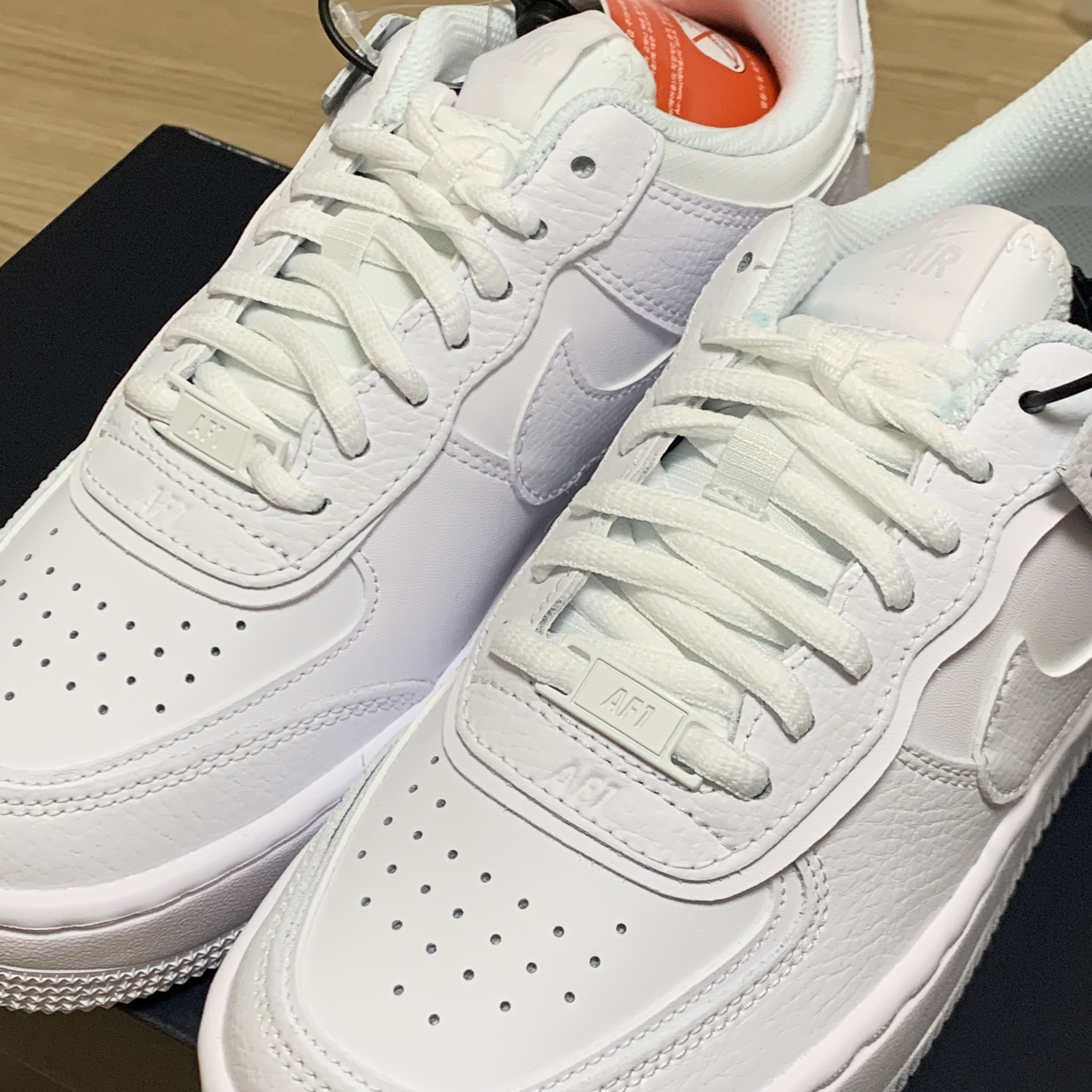 (W) Nike Air Force 1 Shadow Triple White 착용 스타일 - 2