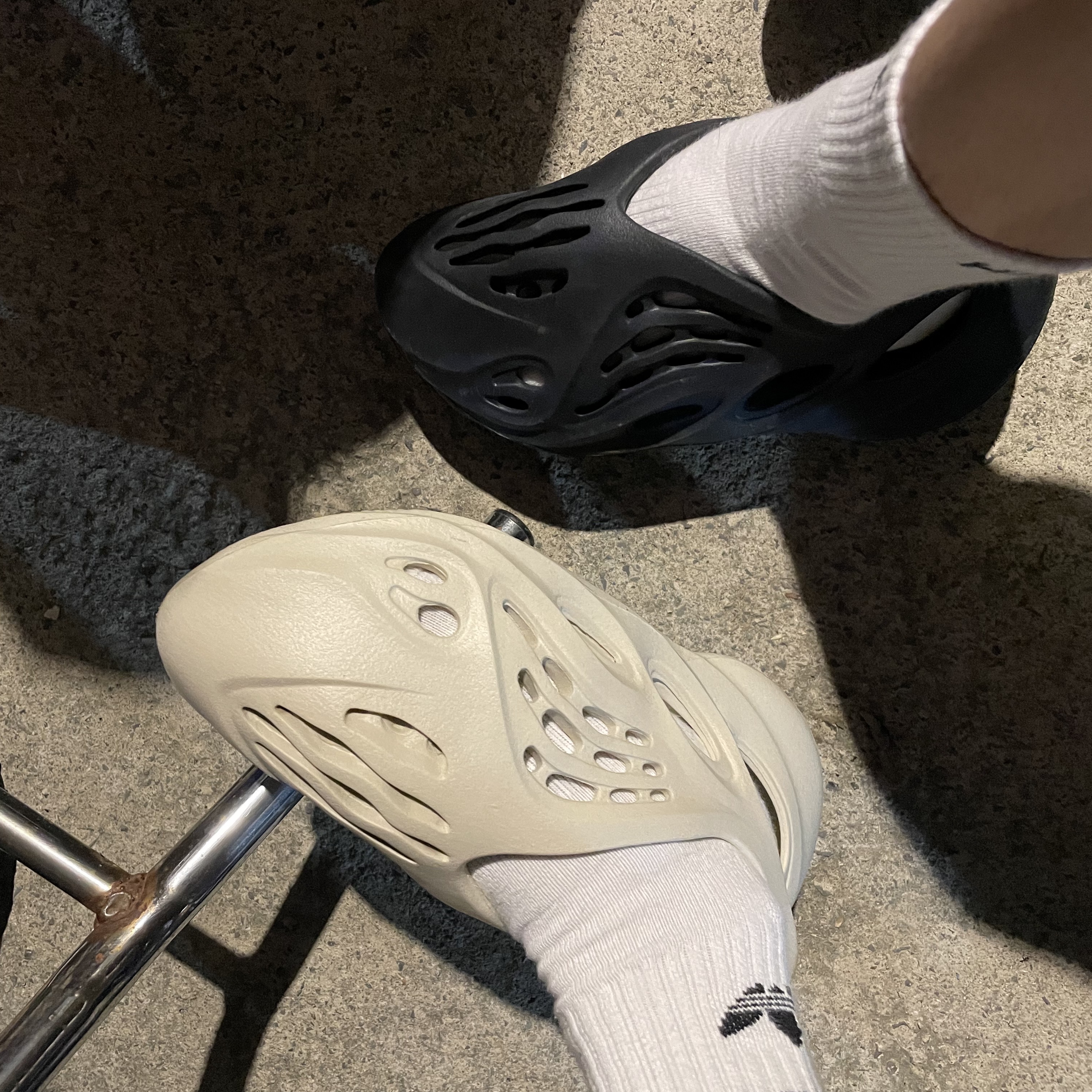 Adidas Yeezy Foam RNNR Mineral Blue, Adidas Yeezy Foam RNNR Sand 착용 스타일