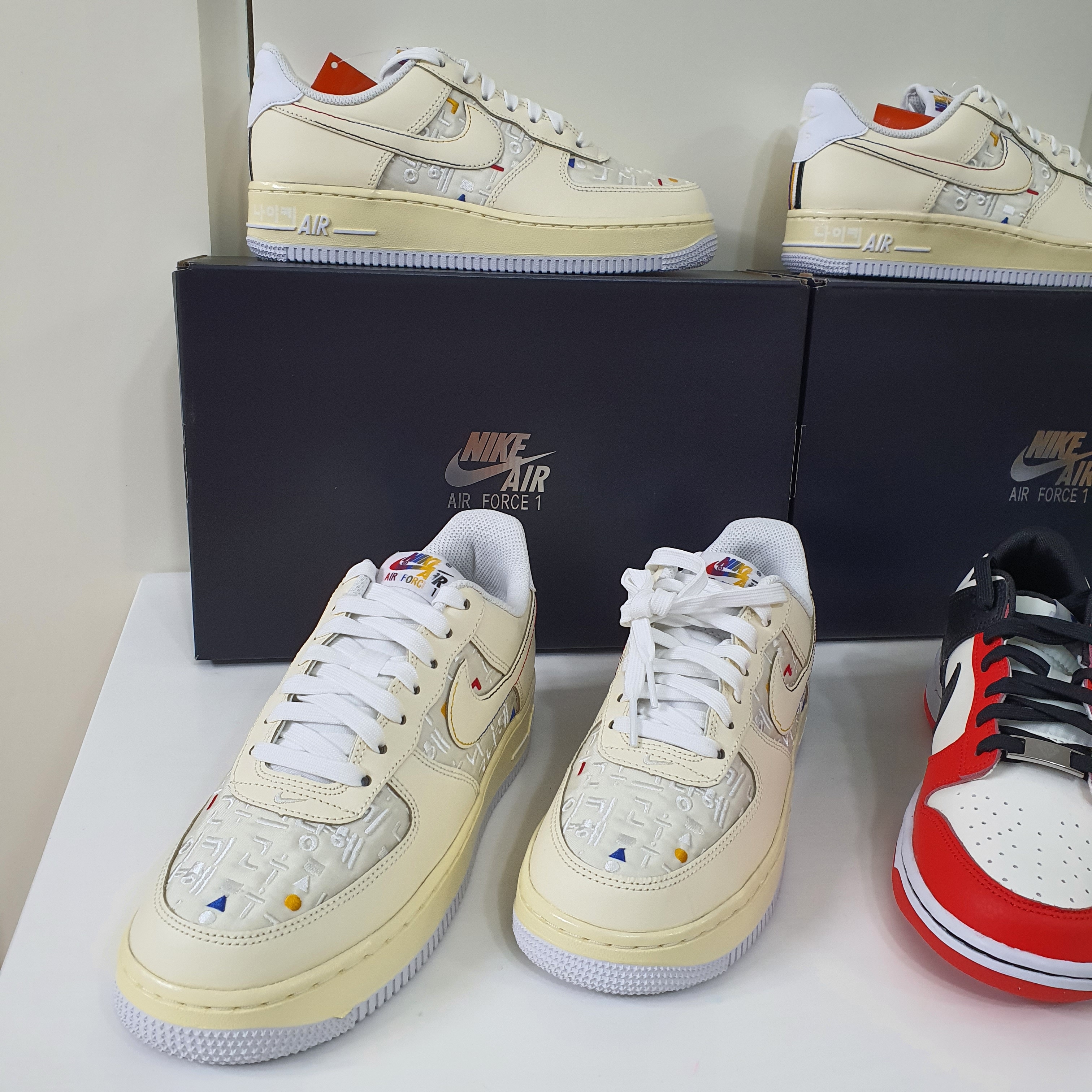 (W) Nike Air Force 1 '07 LV8 Hangul Day, (GS) Nike x NBA Dunk Low Black and Chile Red 착용 스타일 - 2