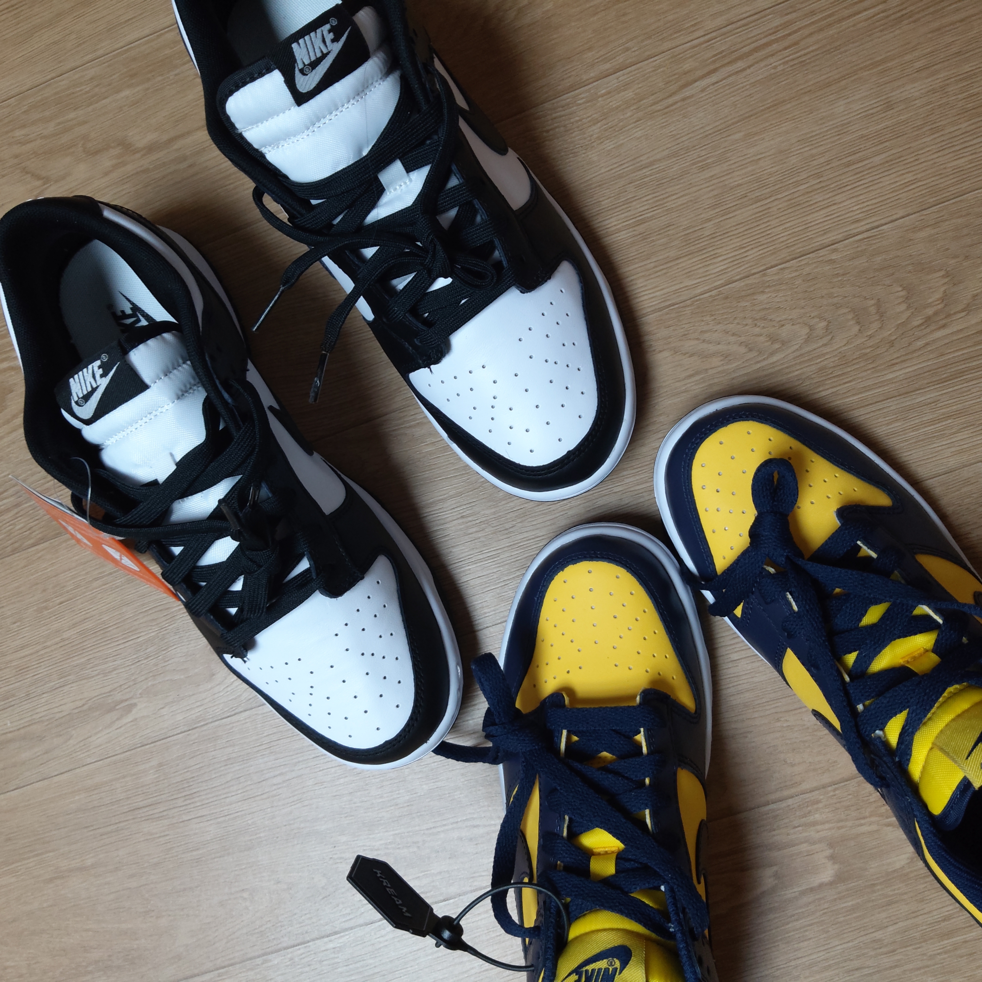 (GS) Nike Dunk Low Varsity Maize, Nike Dunk Low Retro Black 착용 스타일 - 2