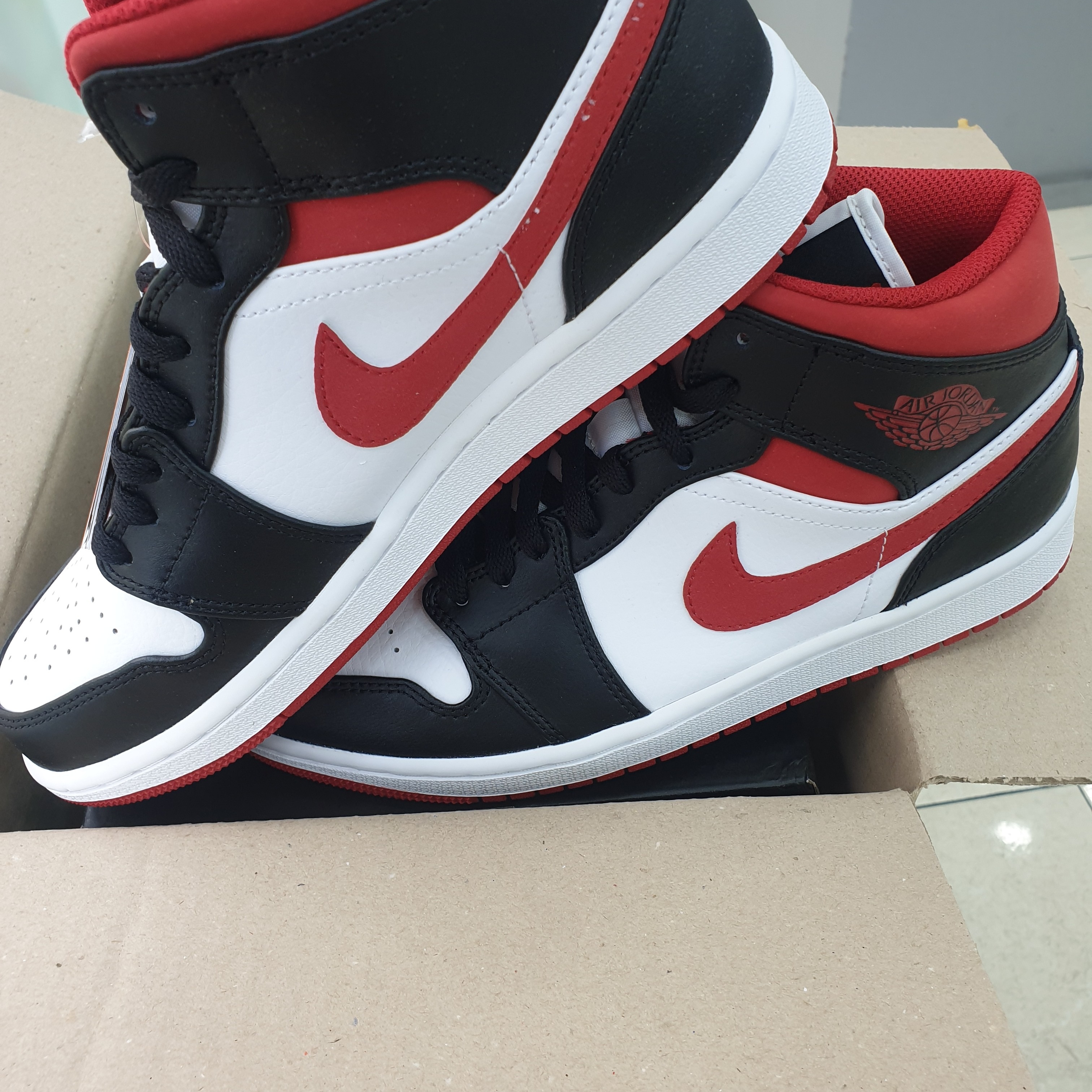 Jordan 1 Mid Gym Red Black White 착용 스타일 - 1